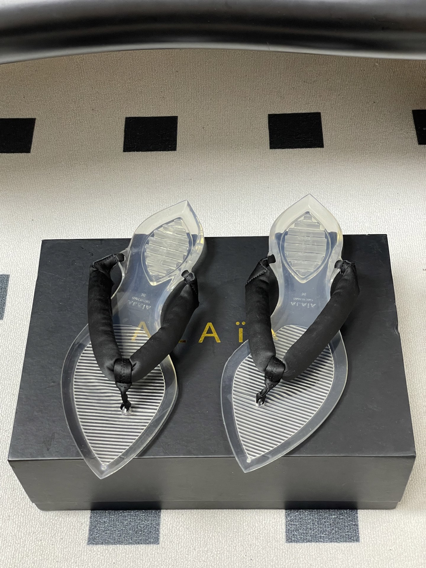 -26ss春夏新款ALAIA阿莱亚🆕最新透明底人字拖鞋夹脚凉拖鞋彩色缎面夹脚拖｜夏日里的流动色彩诗把夏日