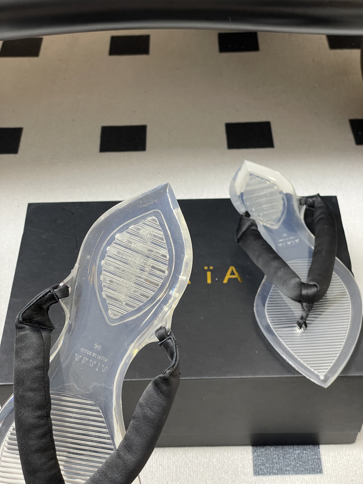 -26ss春夏新款ALAIA阿莱亚🆕最新透明底人字拖鞋夹脚凉拖鞋彩色缎面夹脚拖｜夏日里的流动色彩诗把夏日