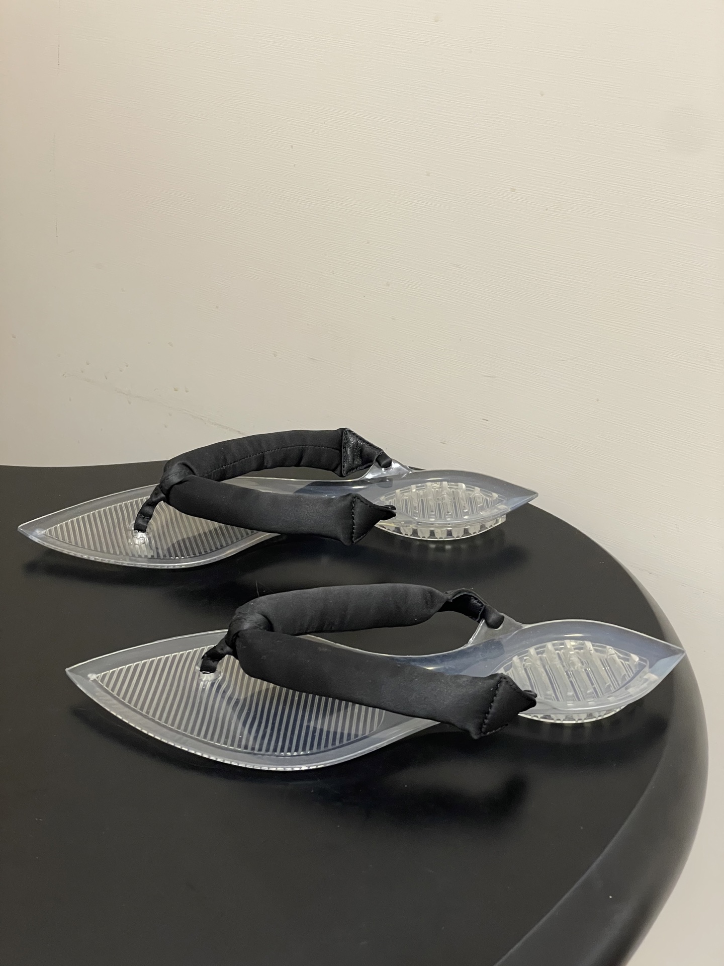 -26ss春夏新款ALAIA阿莱亚🆕最新透明底人字拖鞋夹脚凉拖鞋彩色缎面夹脚拖｜夏日里的流动色彩诗把夏日