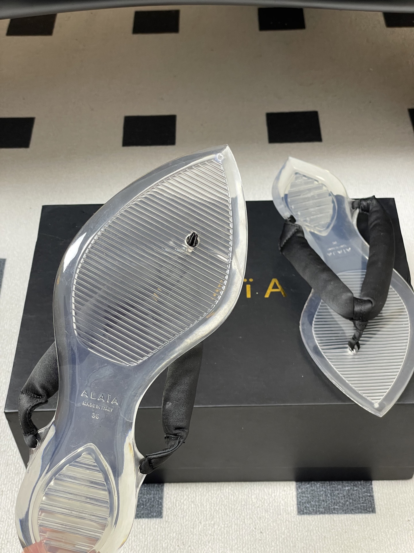 -26ss春夏新款ALAIA阿莱亚🆕最新透明底人字拖鞋夹脚凉拖鞋彩色缎面夹脚拖｜夏日里的流动色彩诗把夏日