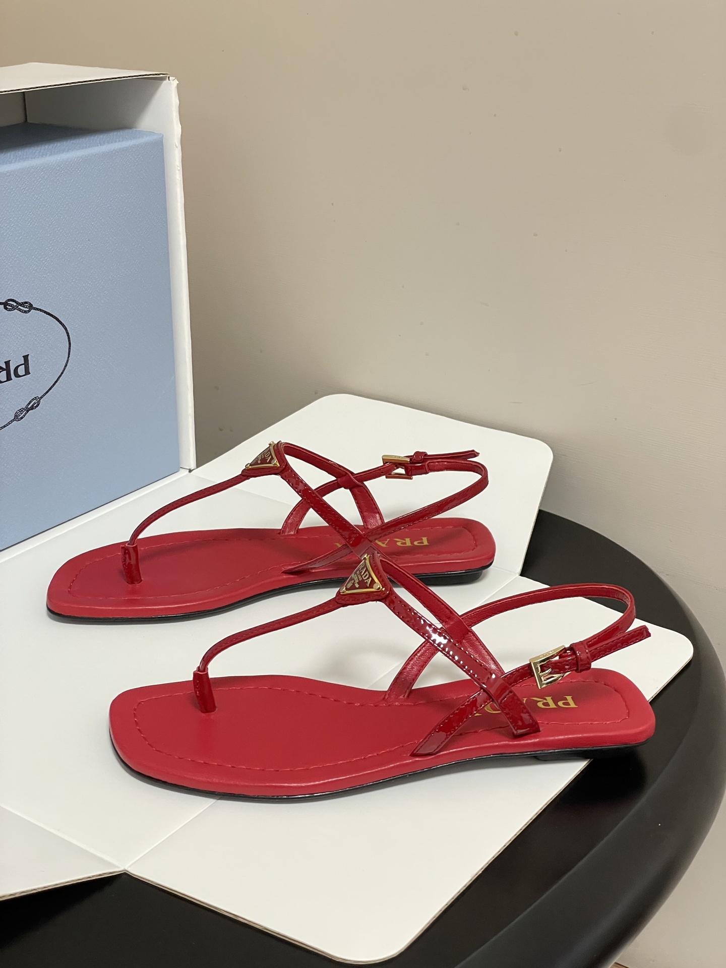 -顶级品质(配高档飞机盒✈️)26ss夏季新款Prada普拉达 经典三角标极简夹趾人字平底凉鞋夹脚人字拖