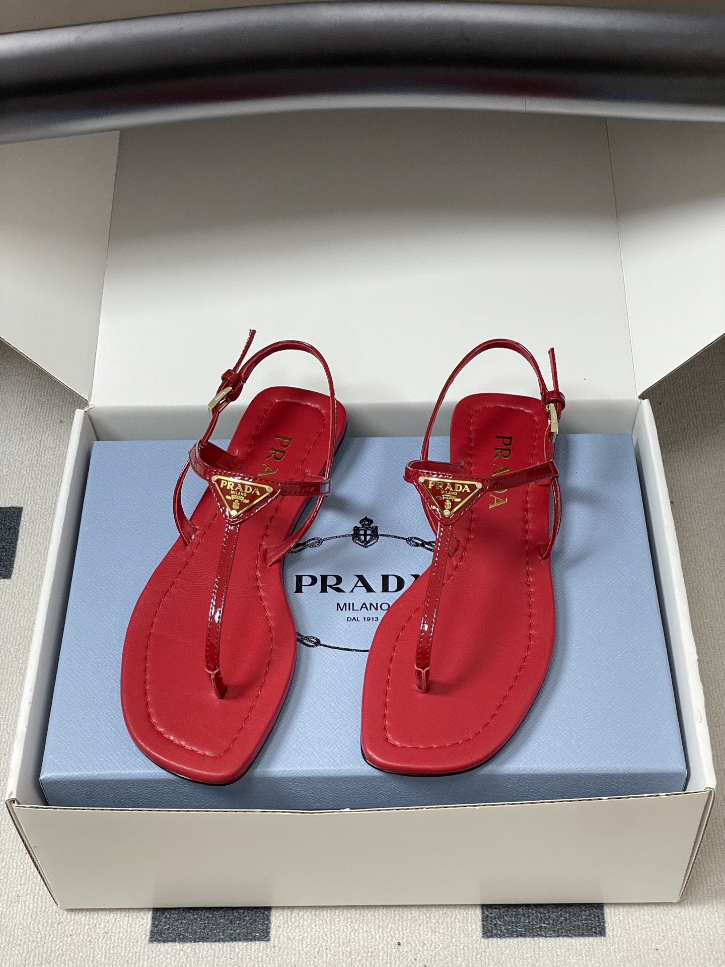 -顶级品质(配高档飞机盒✈️)26ss夏季新款Prada普拉达 经典三角标极简夹趾人字平底凉鞋夹脚人字拖
