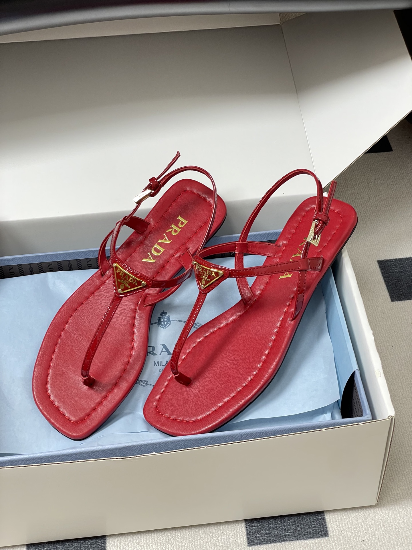 -顶级品质(配高档飞机盒✈️)26ss夏季新款Prada普拉达 经典三角标极简夹趾人字平底凉鞋夹脚人字拖