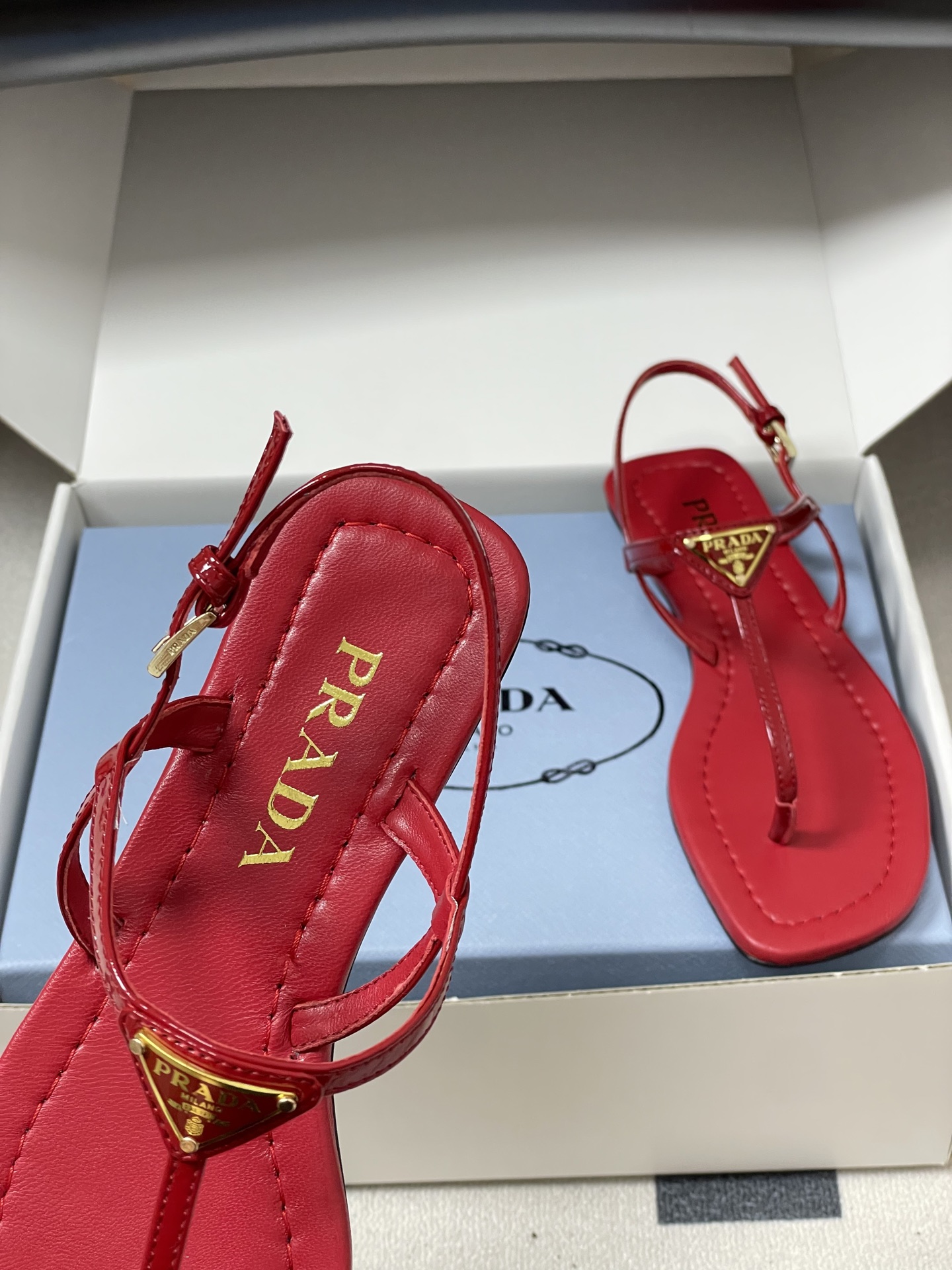 -顶级品质(配高档飞机盒✈️)26ss夏季新款Prada普拉达 经典三角标极简夹趾人字平底凉鞋夹脚人字拖