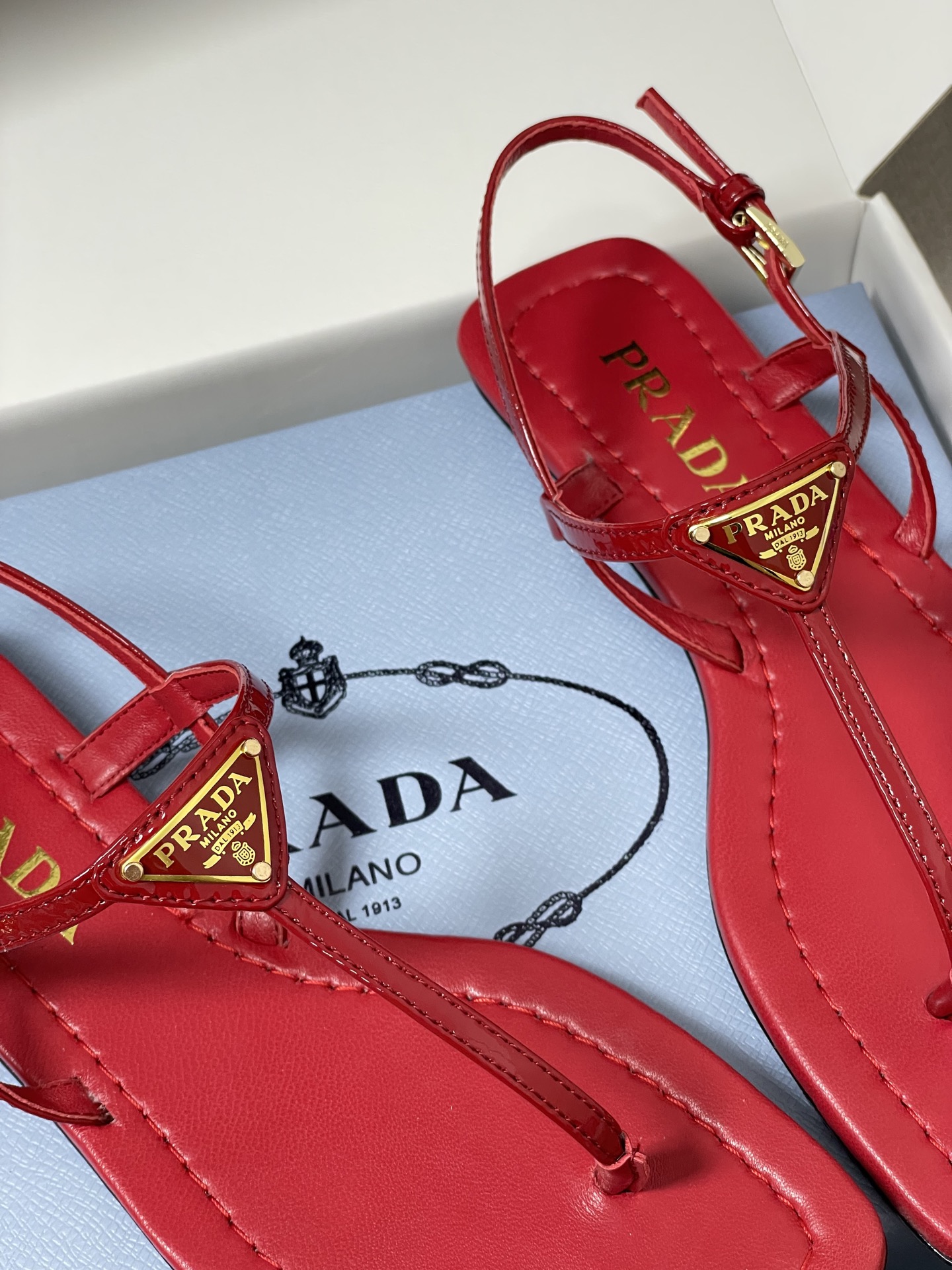 -顶级品质(配高档飞机盒✈️)26ss夏季新款Prada普拉达 经典三角标极简夹趾人字平底凉鞋夹脚人字拖