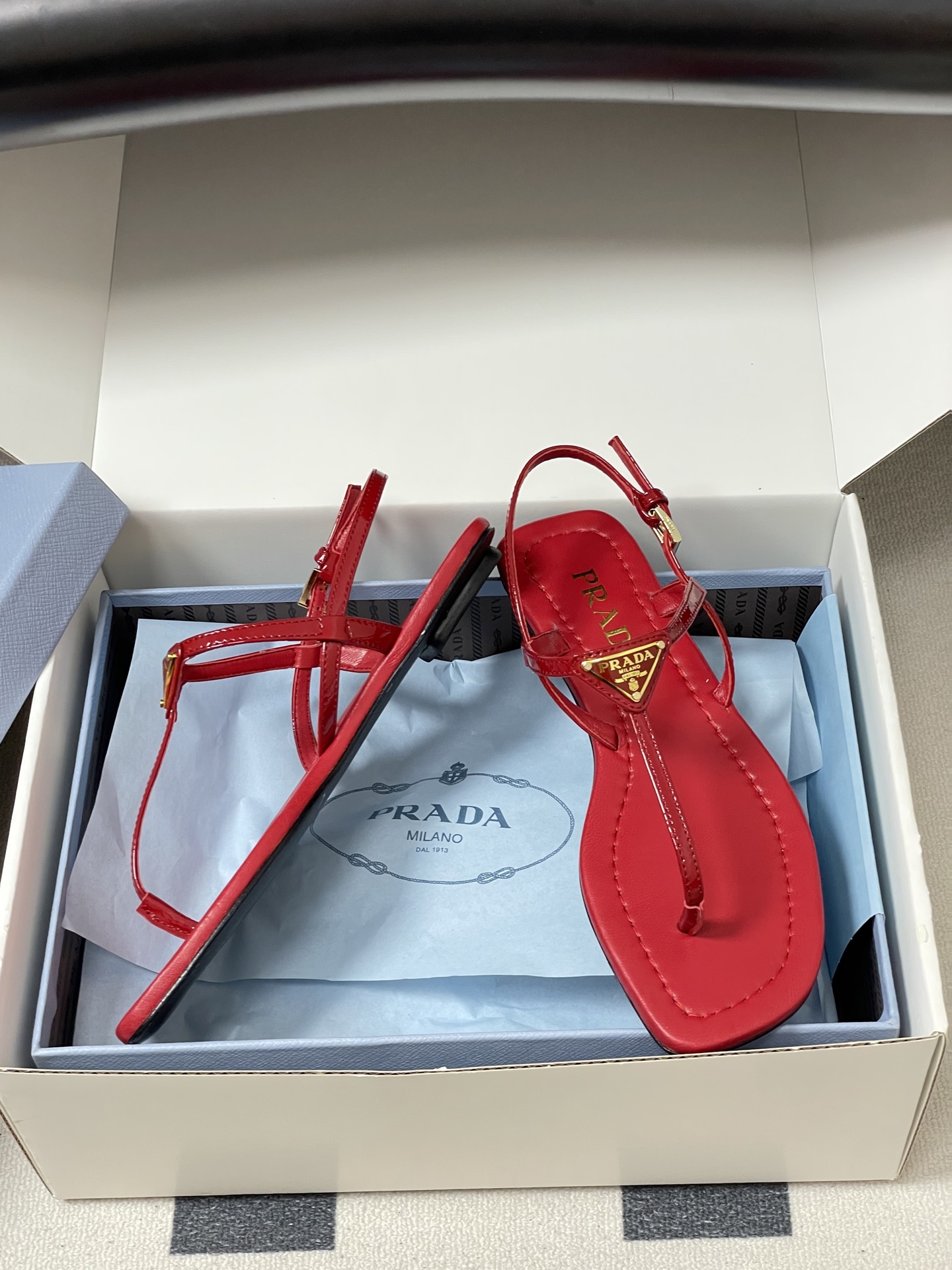 -顶级品质(配高档飞机盒✈️)26ss夏季新款Prada普拉达 经典三角标极简夹趾人字平底凉鞋夹脚人字拖