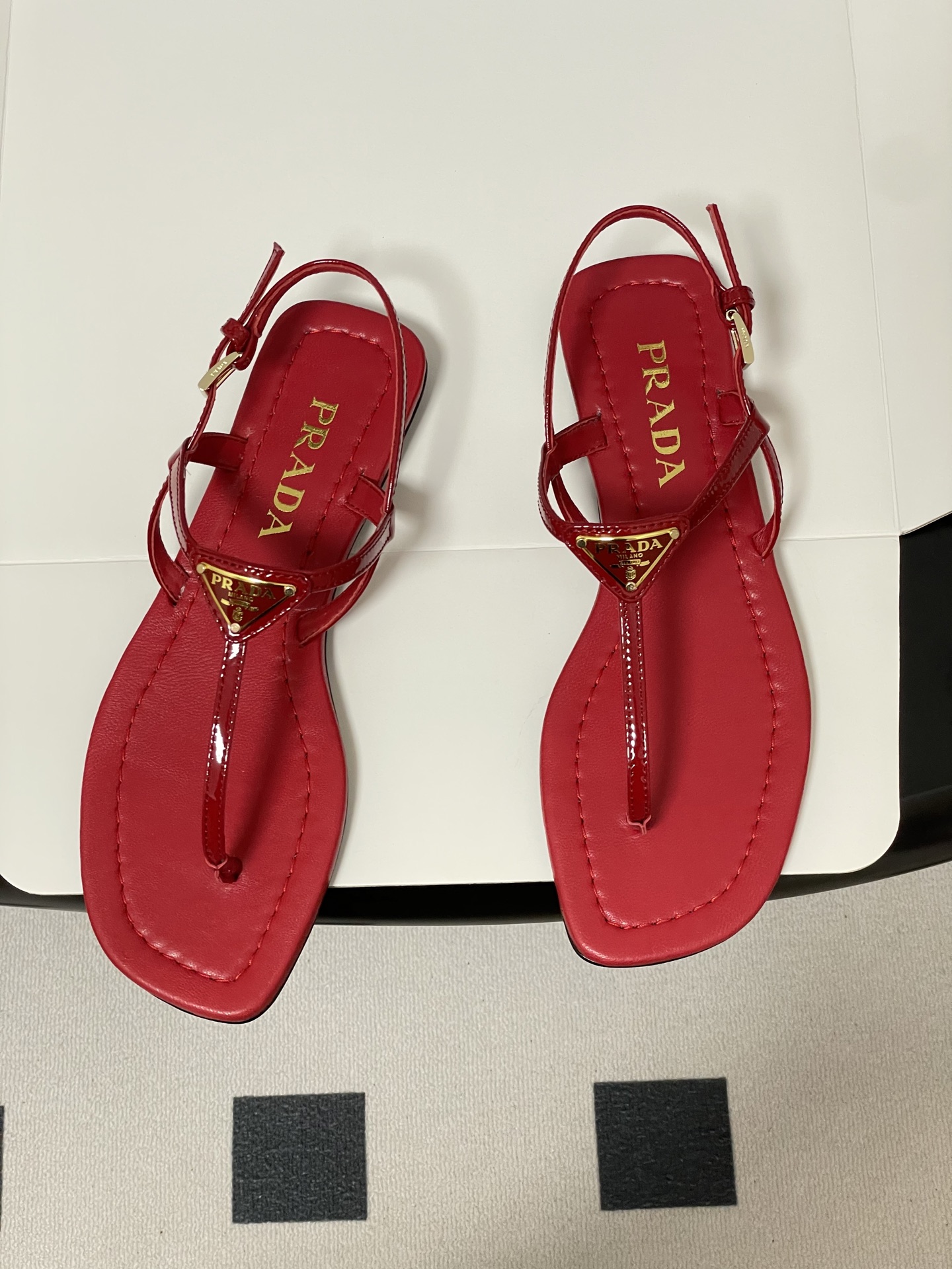 -顶级品质(配高档飞机盒✈️)26ss夏季新款Prada普拉达 经典三角标极简夹趾人字平底凉鞋夹脚人字拖