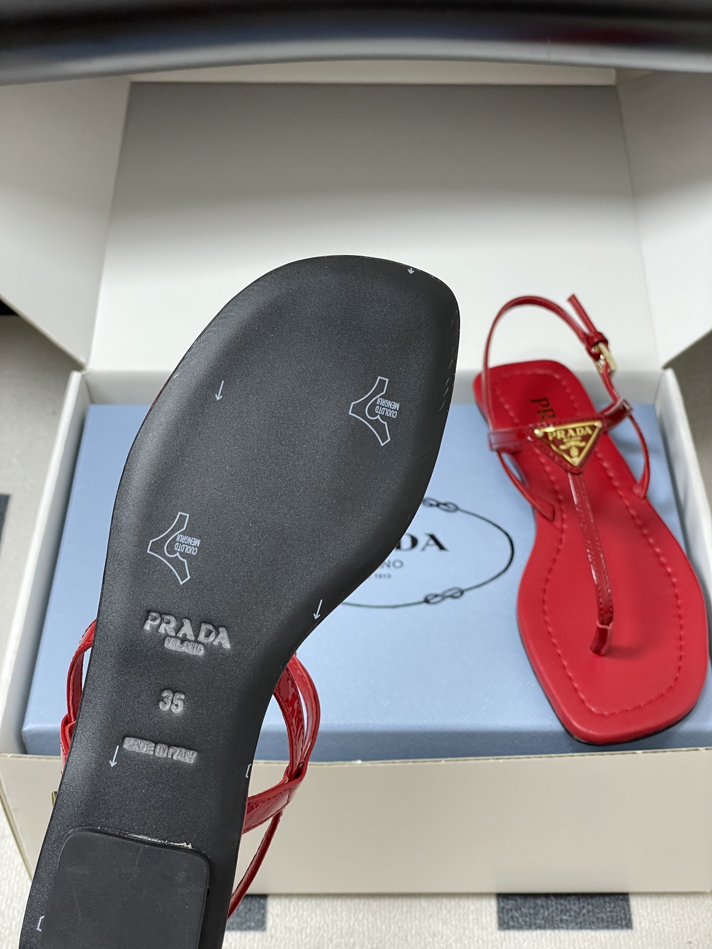 -顶级品质(配高档飞机盒✈️)26ss夏季新款Prada普拉达 经典三角标极简夹趾人字平底凉鞋夹脚人字拖