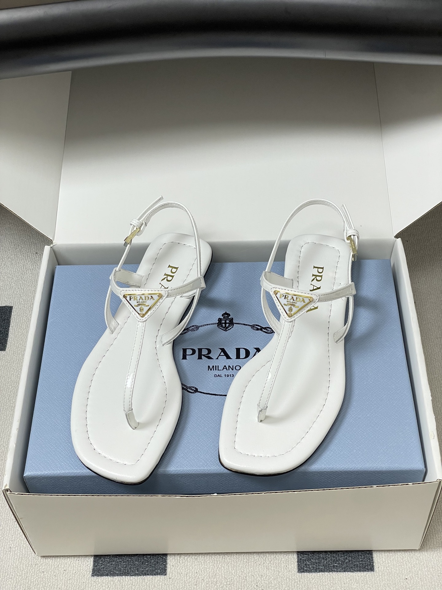 -顶级品质(配高档飞机盒✈️)26ss夏季新款Prada普拉达 经典三角标极简夹趾人字平底凉鞋夹脚人字拖