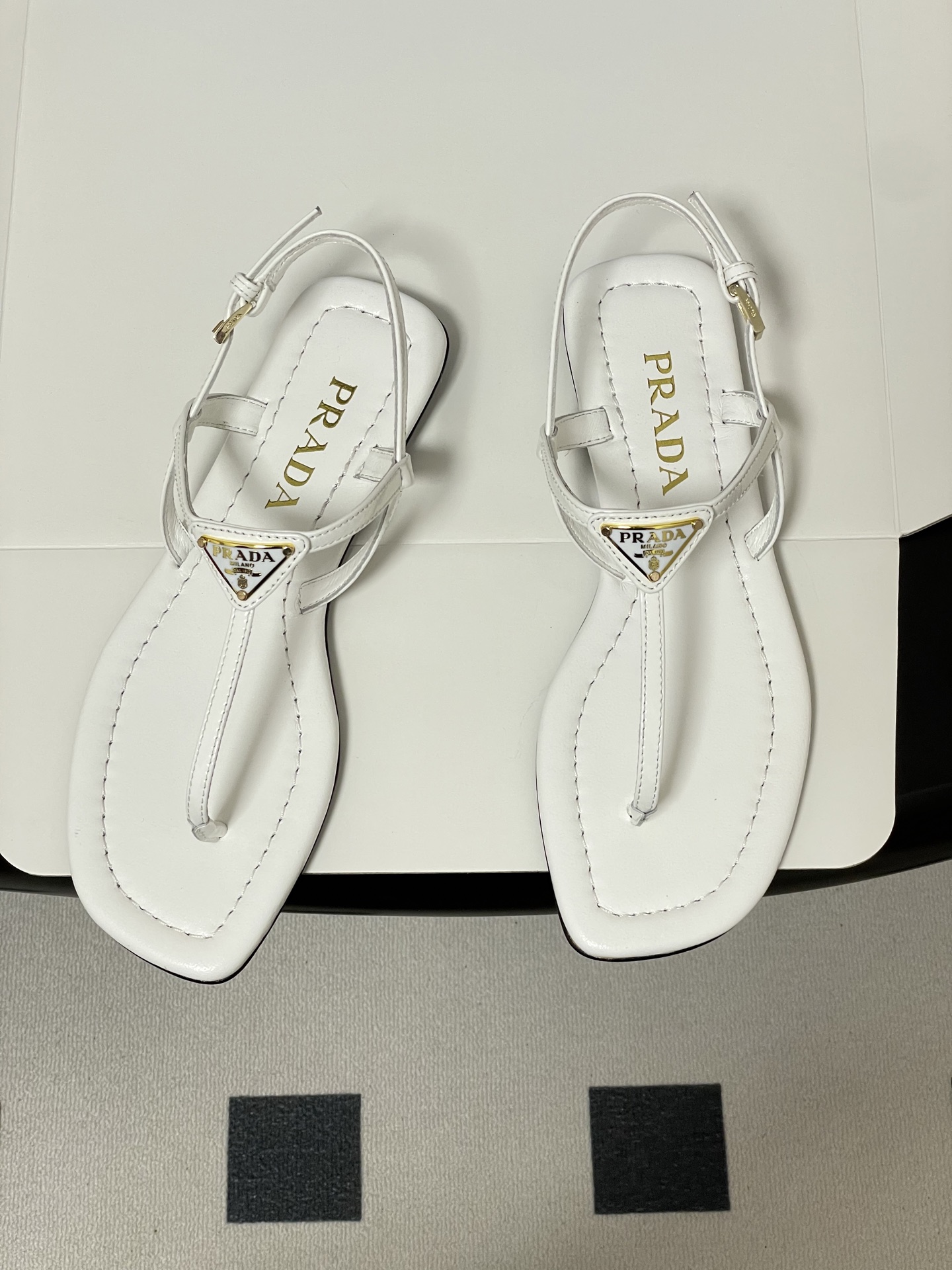 -顶级品质(配高档飞机盒✈️)26ss夏季新款Prada普拉达 经典三角标极简夹趾人字平底凉鞋夹脚人字拖