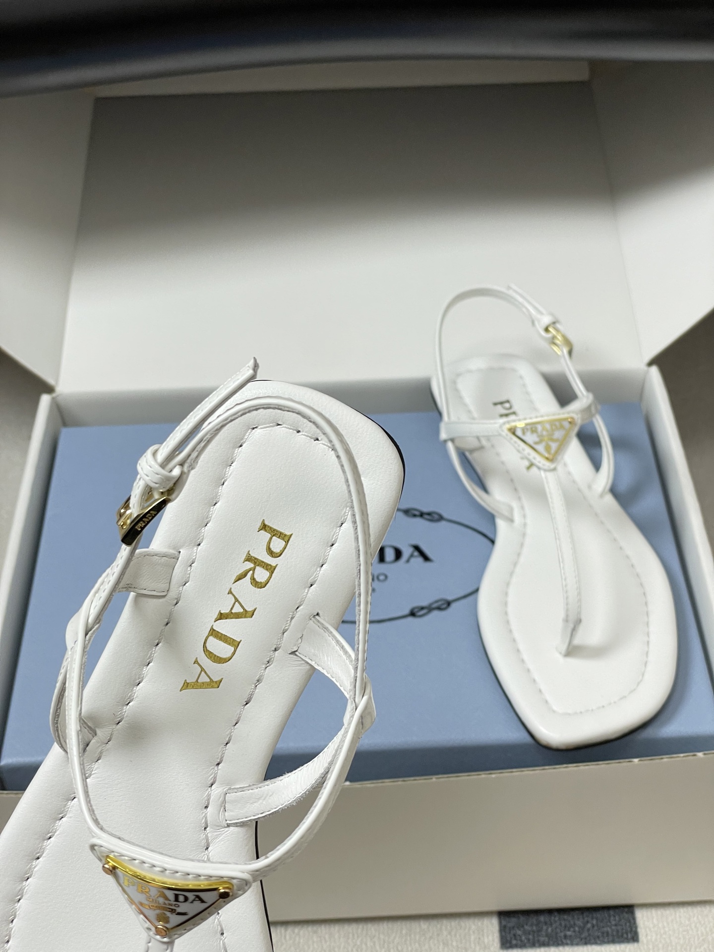 -顶级品质(配高档飞机盒✈️)26ss夏季新款Prada普拉达 经典三角标极简夹趾人字平底凉鞋夹脚人字拖
