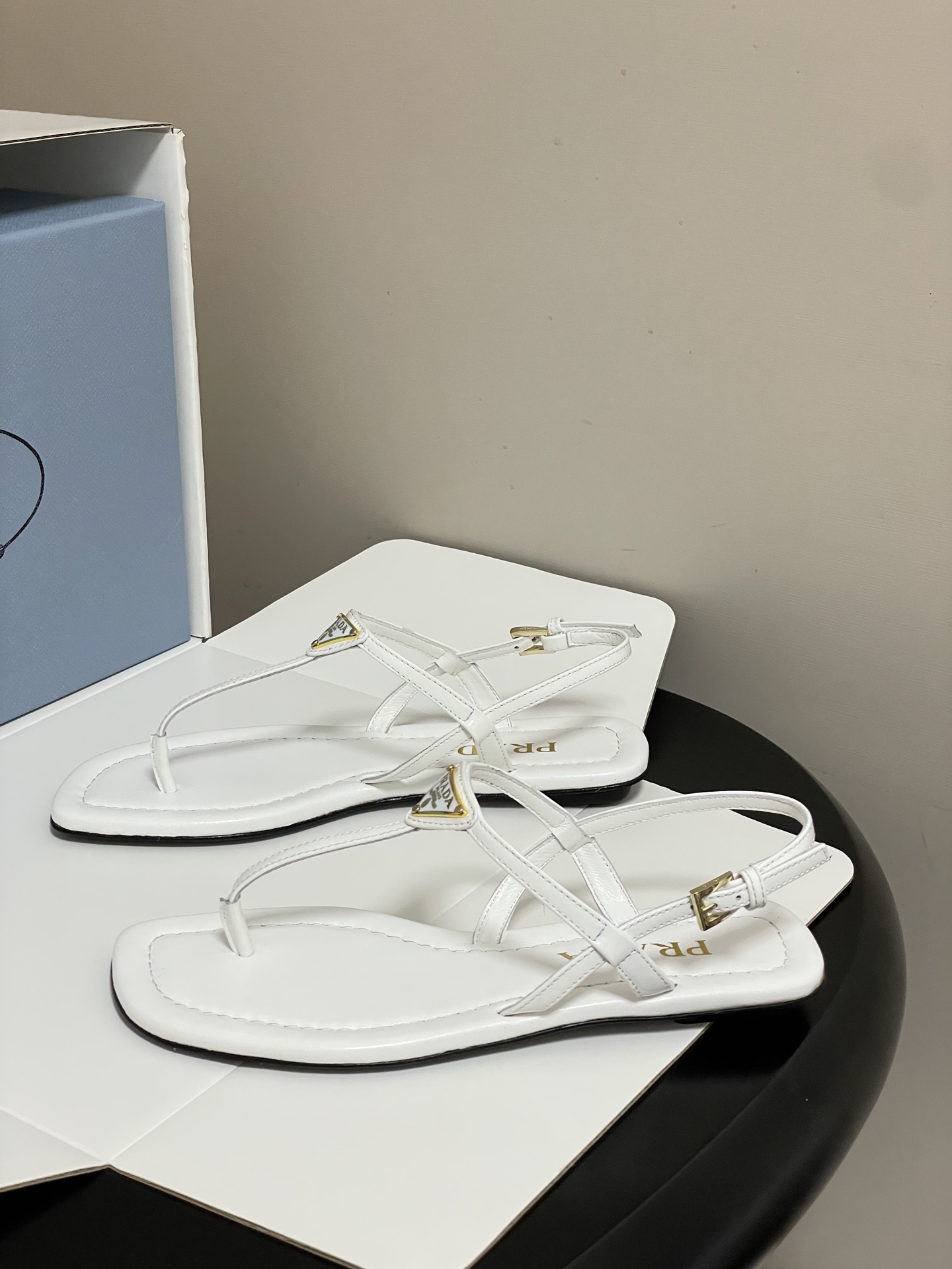 -顶级品质(配高档飞机盒✈️)26ss夏季新款Prada普拉达 经典三角标极简夹趾人字平底凉鞋夹脚人字拖