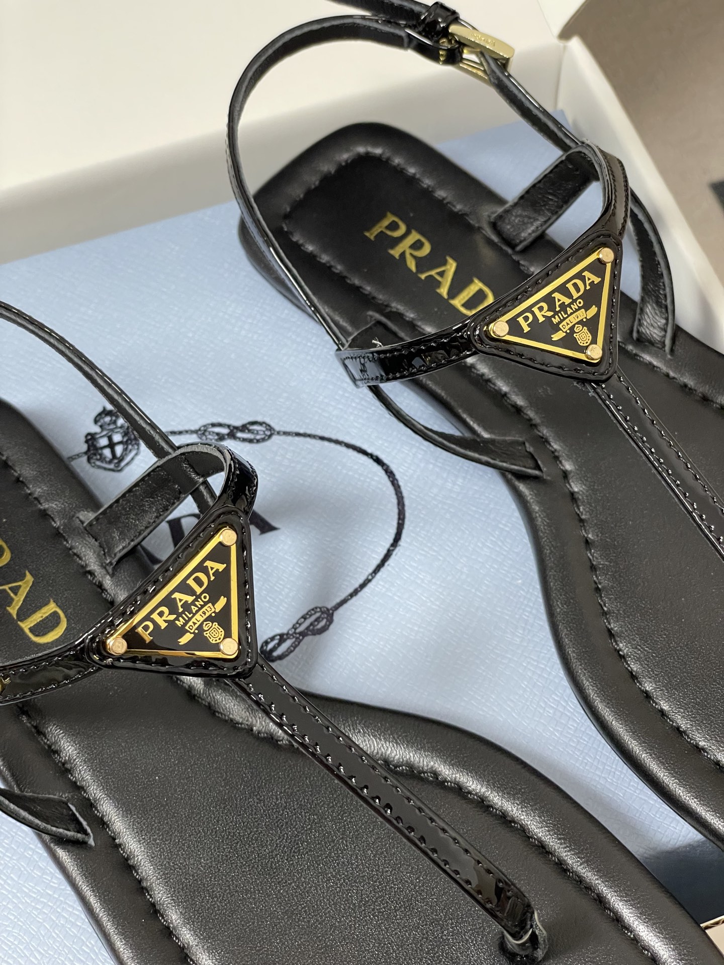 -顶级品质(配高档飞机盒✈️)26ss夏季新款Prada普拉达 经典三角标极简夹趾人字平底凉鞋夹脚人字拖