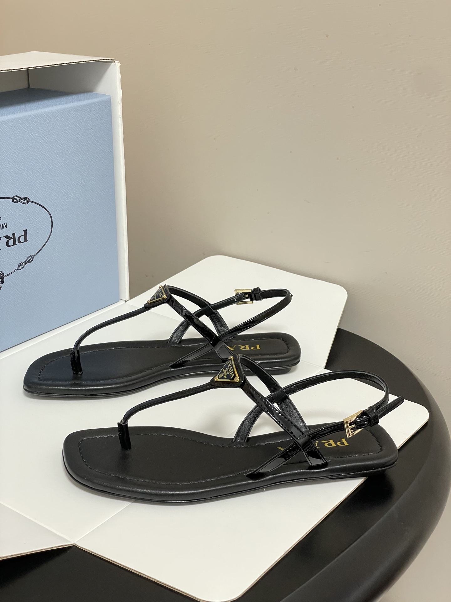 -顶级品质(配高档飞机盒✈️)26ss夏季新款Prada普拉达 经典三角标极简夹趾人字平底凉鞋夹脚人字拖