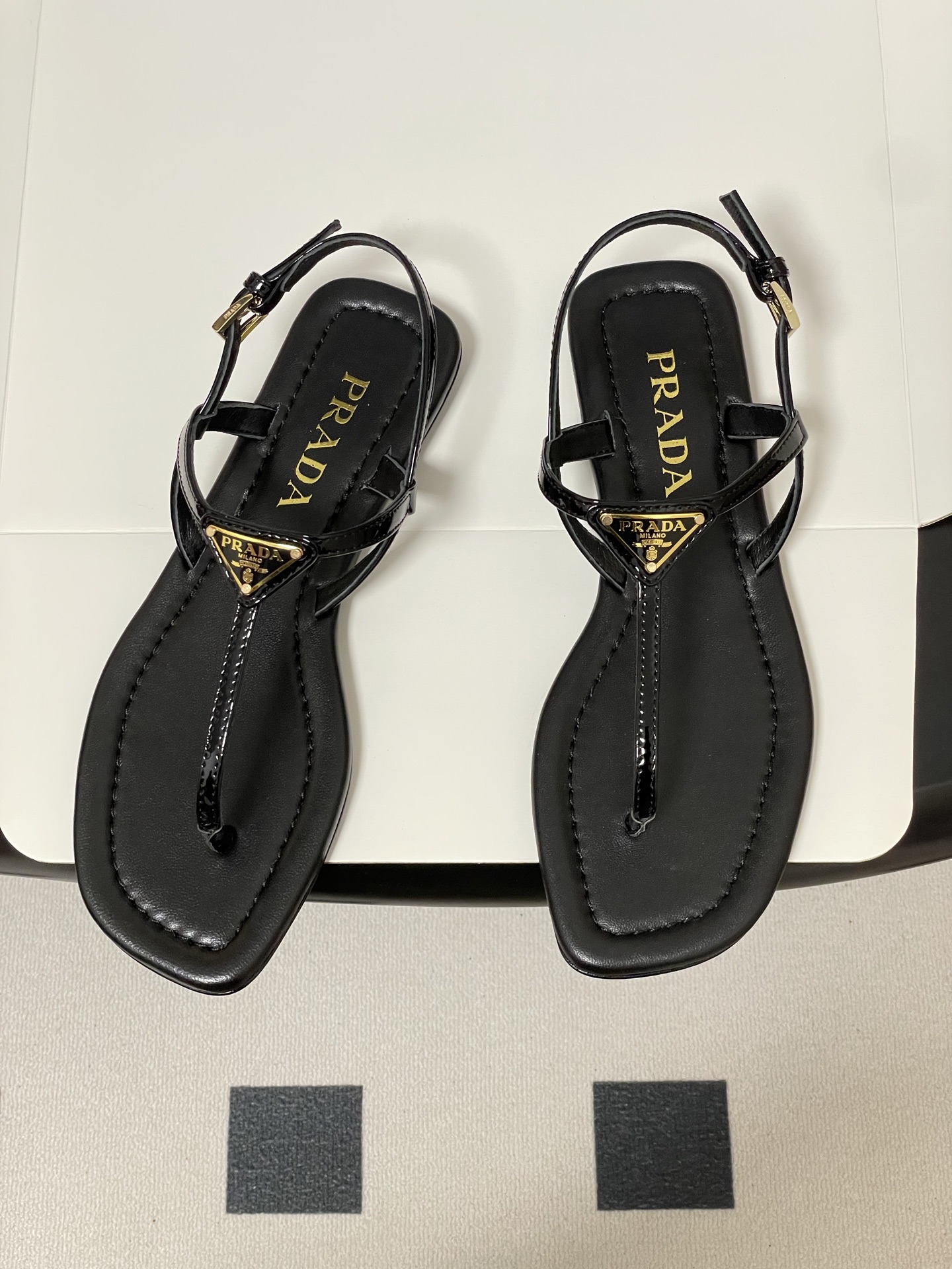 -顶级品质(配高档飞机盒✈️)26ss夏季新款Prada普拉达 经典三角标极简夹趾人字平底凉鞋夹脚人字拖