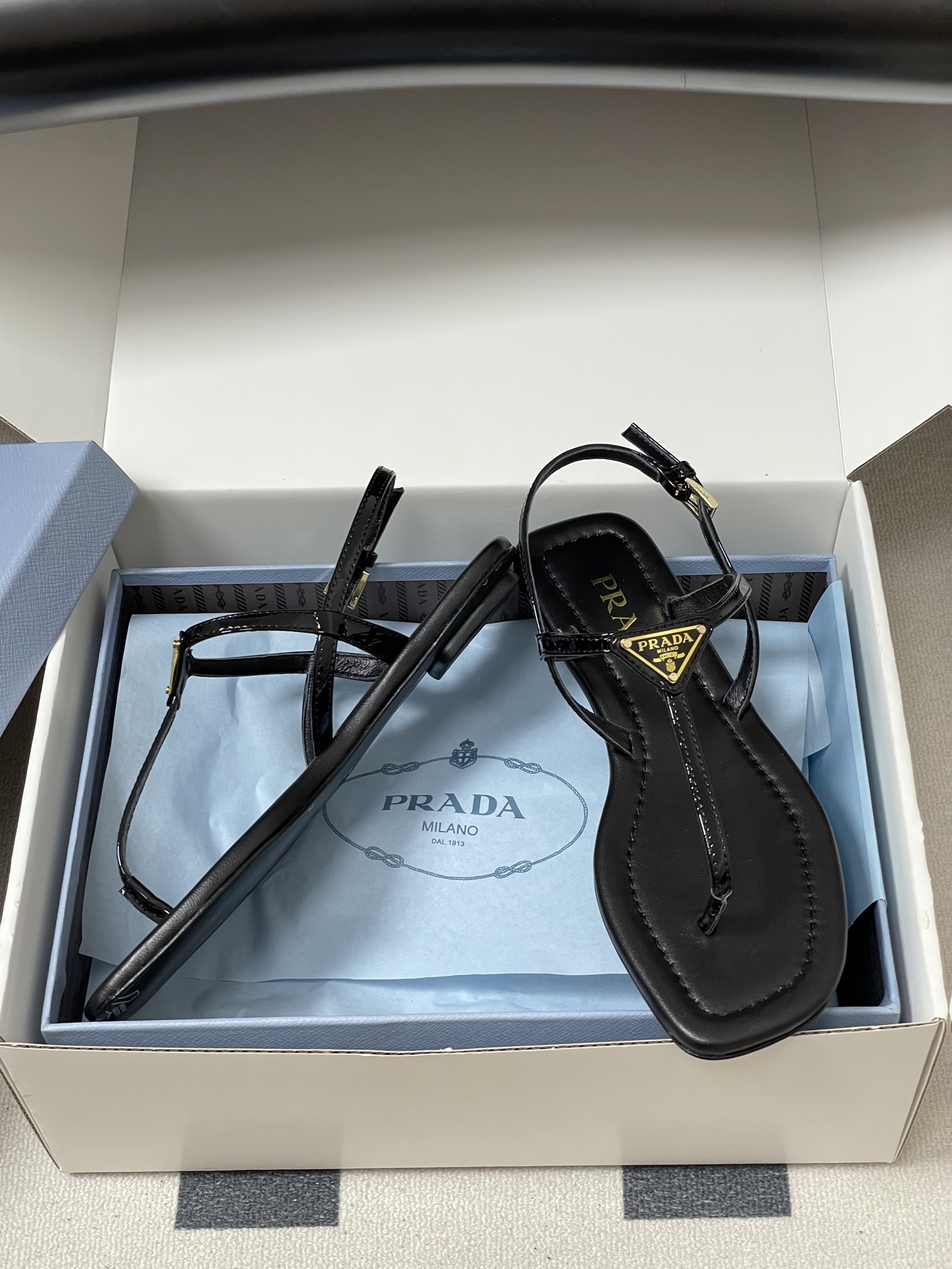 -顶级品质(配高档飞机盒✈️)26ss夏季新款Prada普拉达 经典三角标极简夹趾人字平底凉鞋夹脚人字拖