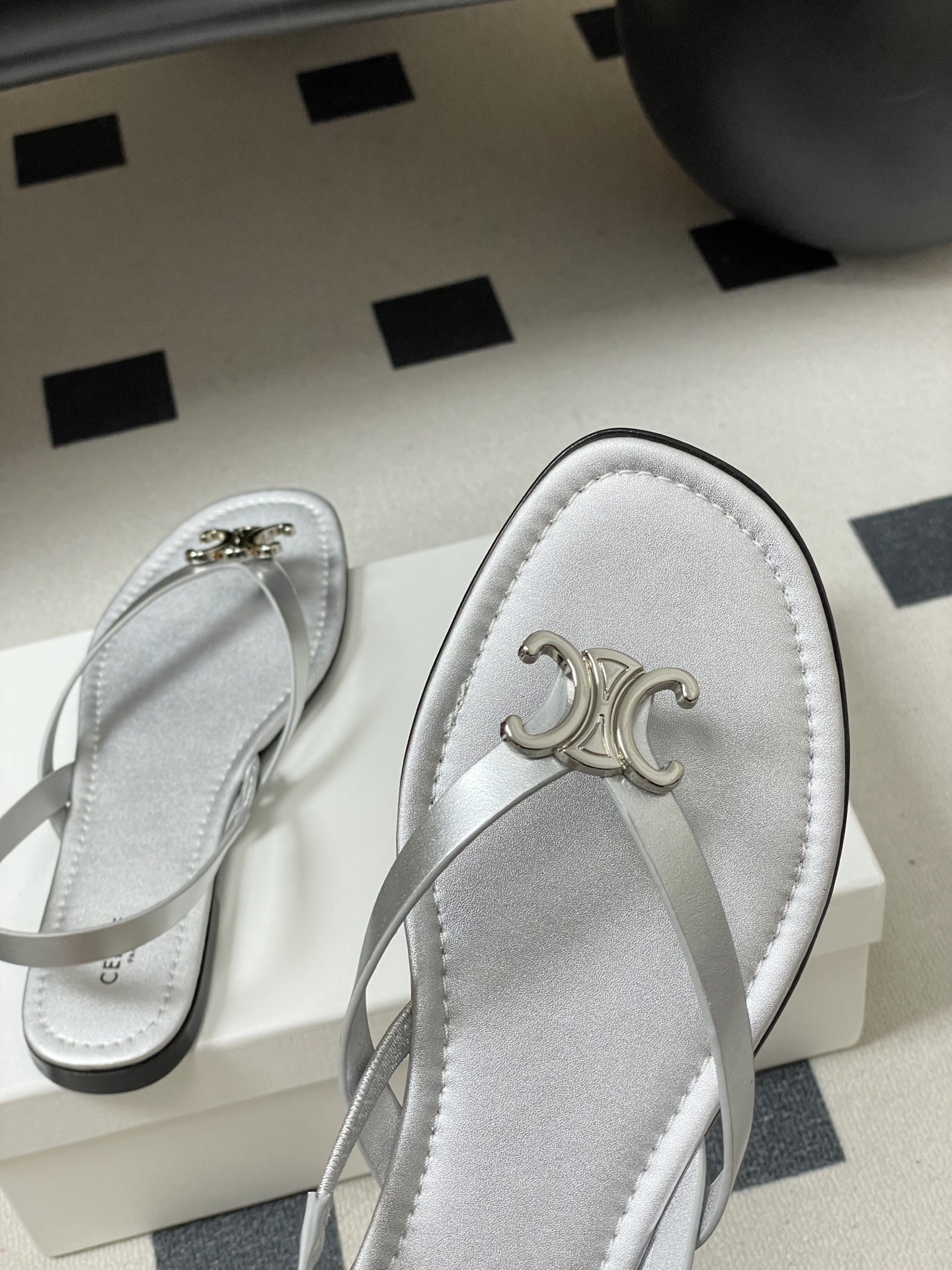 -26ss春夏最新Celine赛琳 思琳 复古时髦金属扣凯旋门夹脚平底凉拖鞋new celine思琳各大