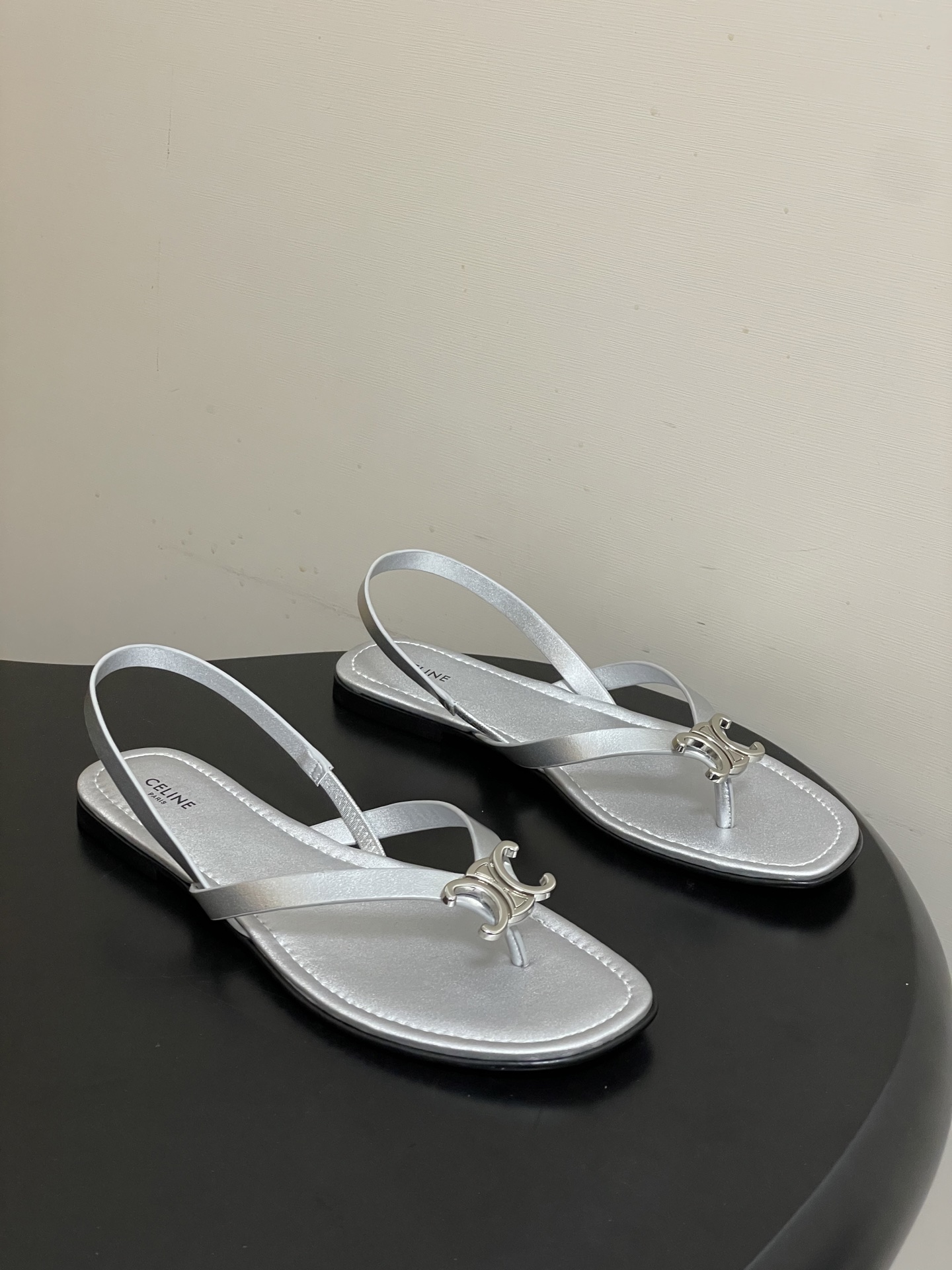 -26ss春夏最新Celine赛琳 思琳 复古时髦金属扣凯旋门夹脚平底凉拖鞋new celine思琳各大