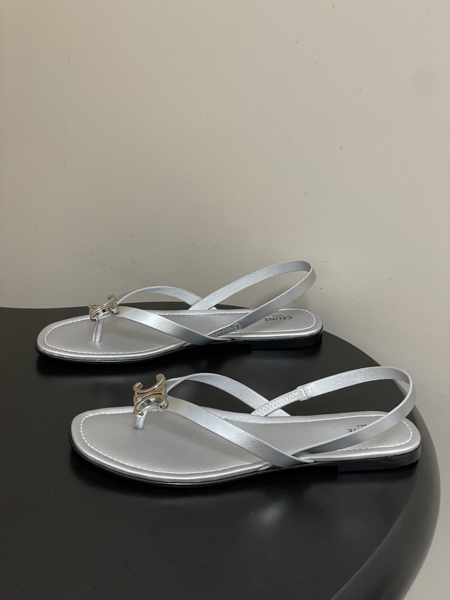 -26ss春夏最新Celine赛琳 思琳 复古时髦金属扣凯旋门夹脚平底凉拖鞋new celine思琳各大