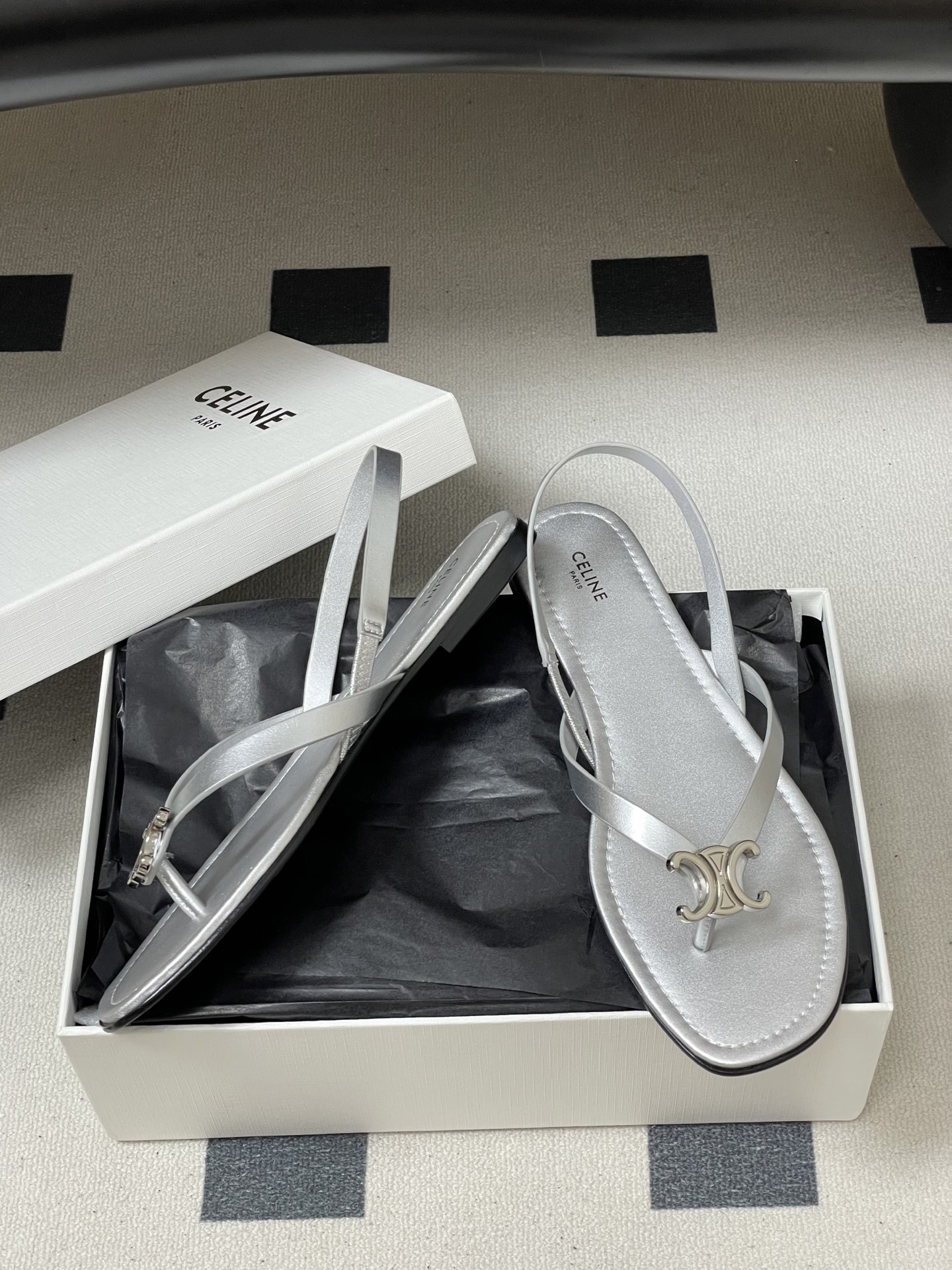 -26ss春夏最新Celine赛琳 思琳 复古时髦金属扣凯旋门夹脚平底凉拖鞋new celine思琳各大