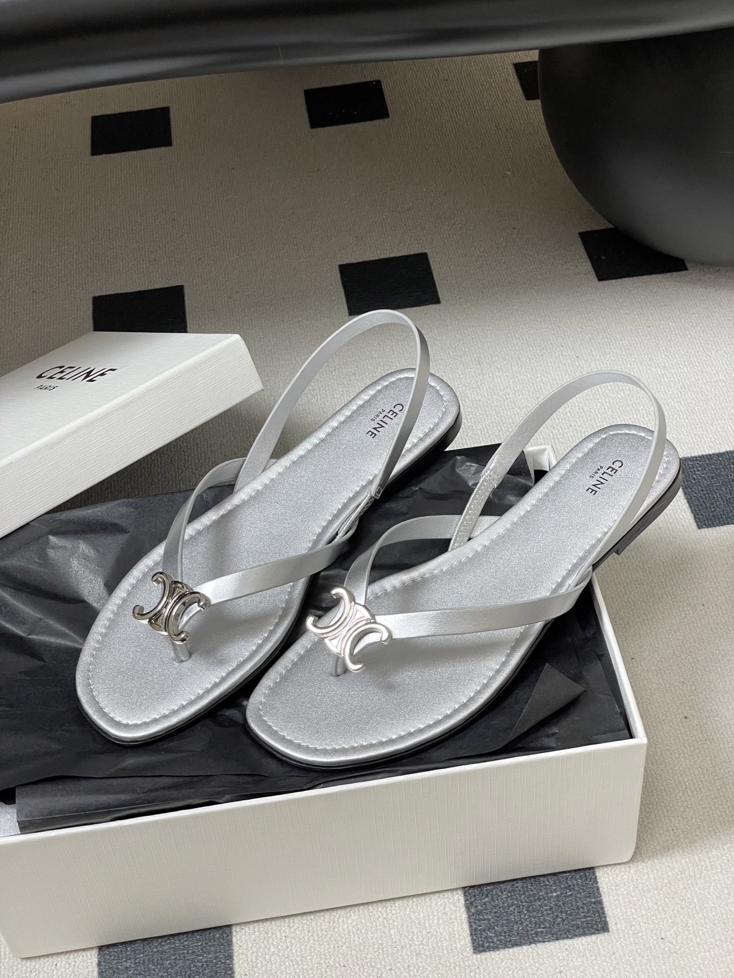 -26ss春夏最新Celine赛琳 思琳 复古时髦金属扣凯旋门夹脚平底凉拖鞋new celine思琳各大