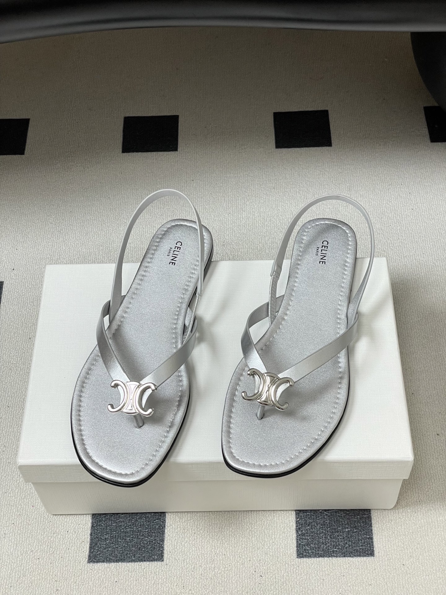 -26ss春夏最新Celine赛琳 思琳 复古时髦金属扣凯旋门夹脚平底凉拖鞋new celine思琳各大