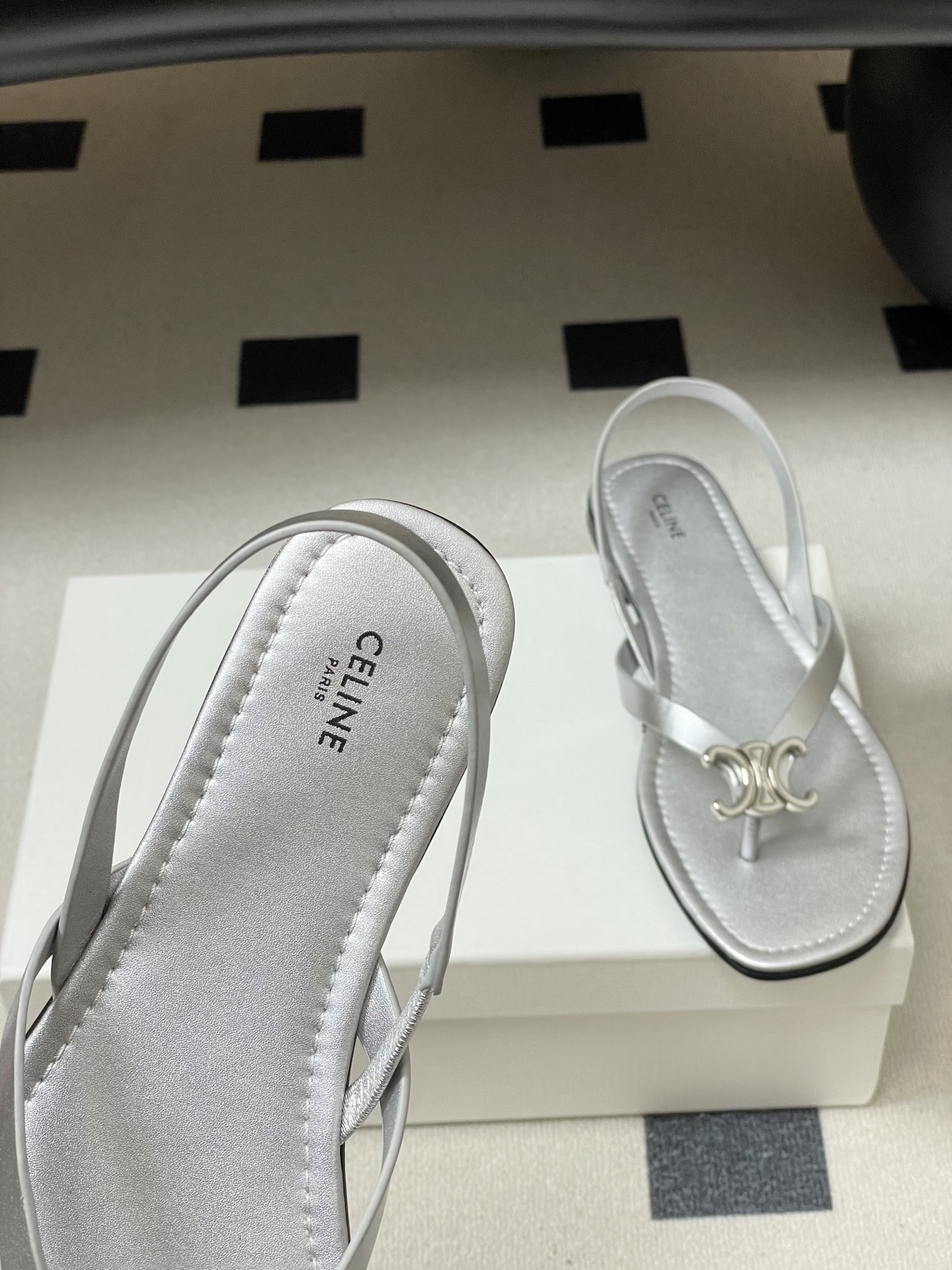 -26ss春夏最新Celine赛琳 思琳 复古时髦金属扣凯旋门夹脚平底凉拖鞋new celine思琳各大