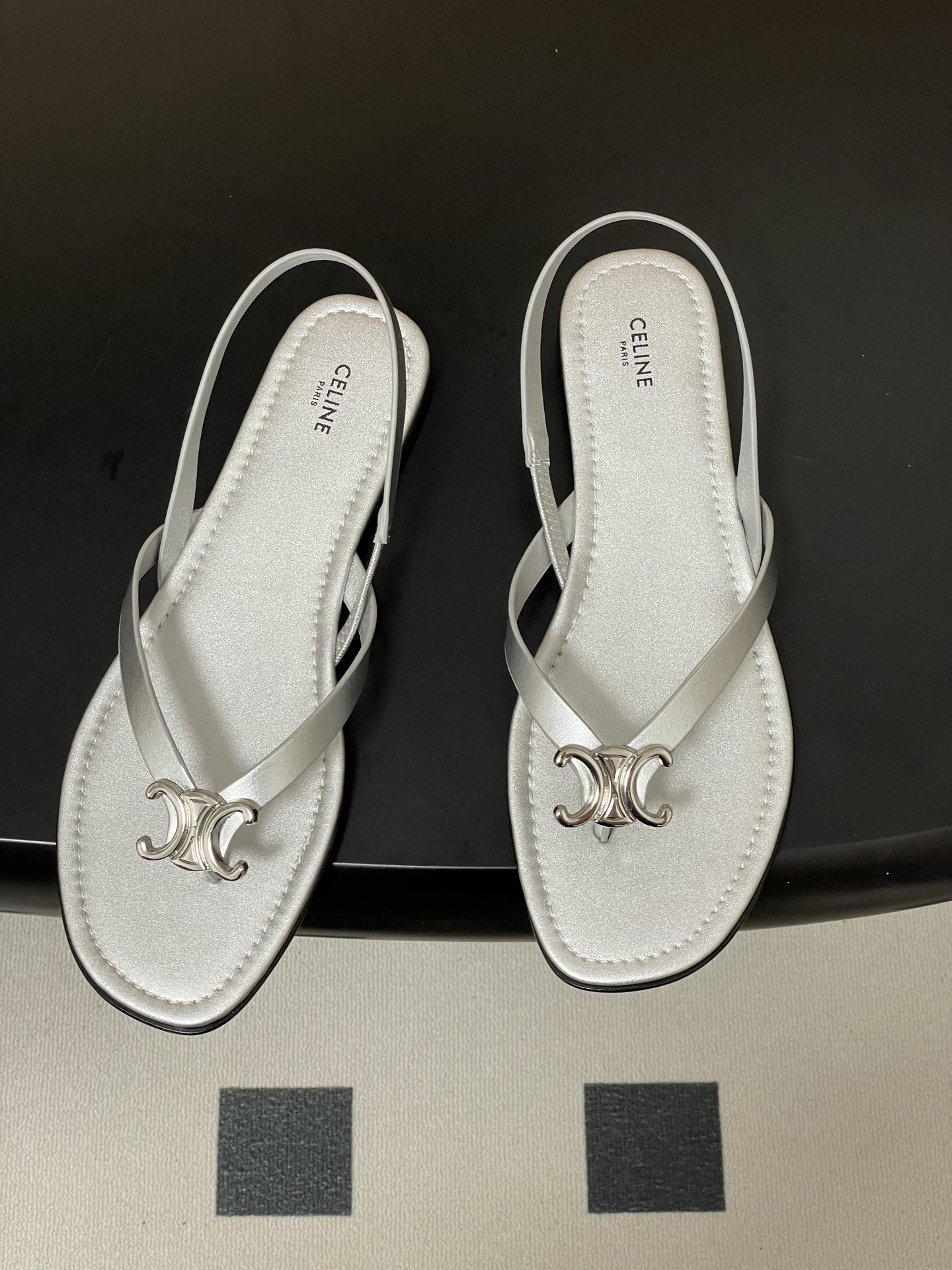 -26ss春夏最新Celine赛琳 思琳 复古时髦金属扣凯旋门夹脚平底凉拖鞋new celine思琳各大