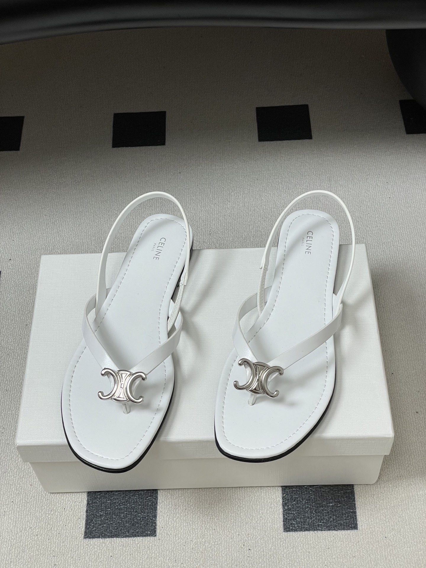 -26ss春夏最新Celine赛琳 思琳 复古时髦金属扣凯旋门夹脚平底凉拖鞋new celine思琳各大