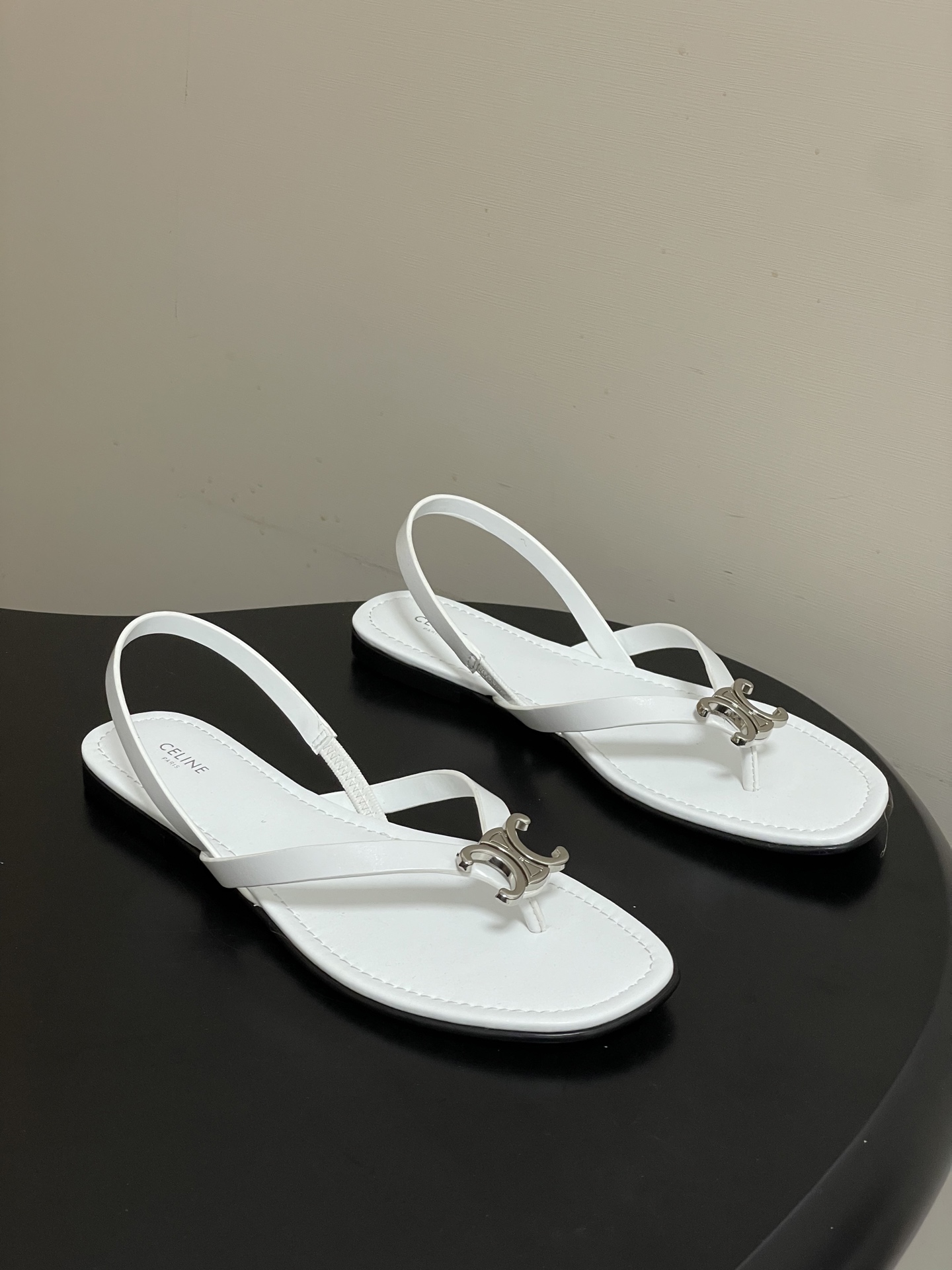 -26ss春夏最新Celine赛琳 思琳 复古时髦金属扣凯旋门夹脚平底凉拖鞋new celine思琳各大