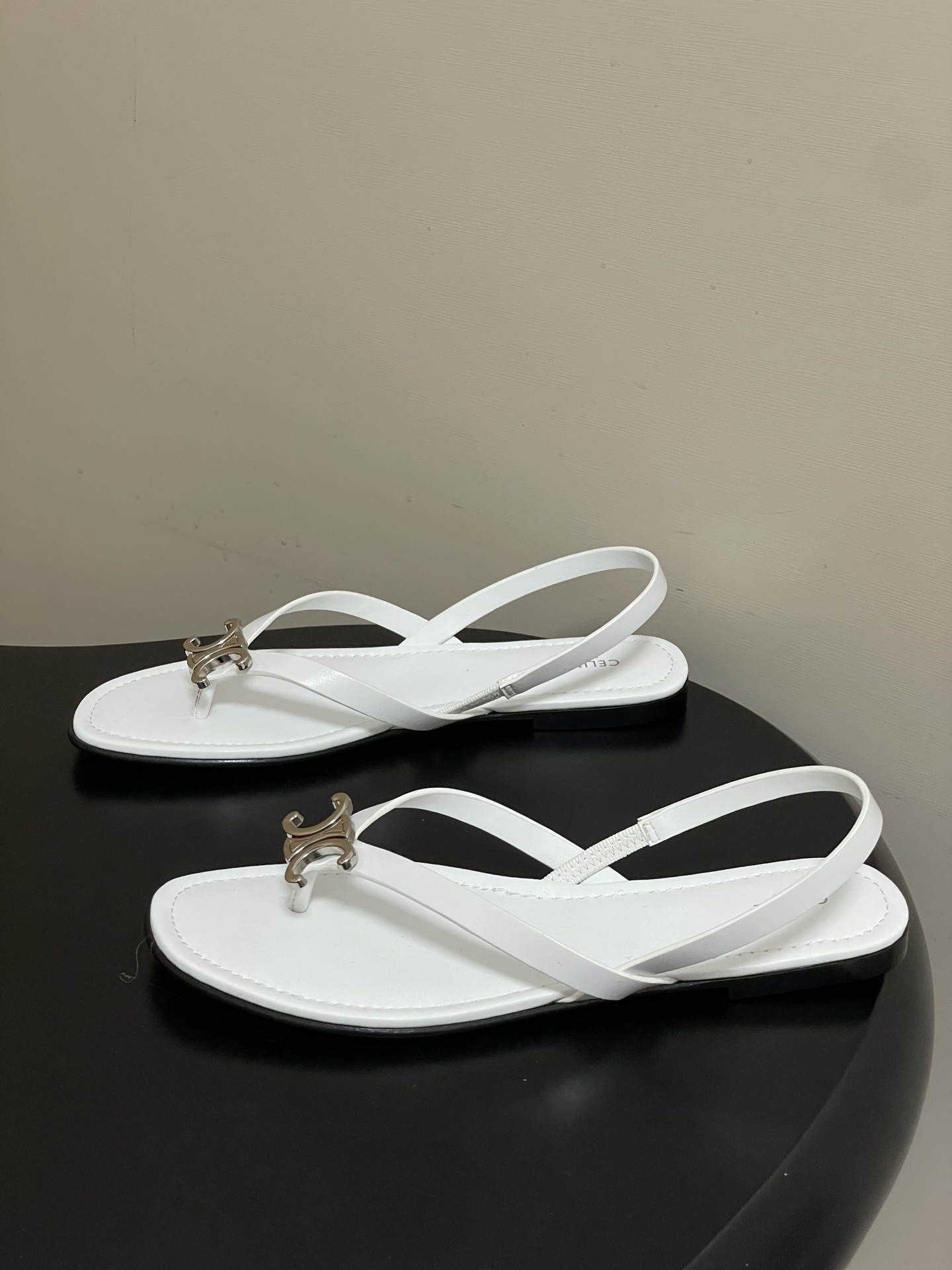 -26ss春夏最新Celine赛琳 思琳 复古时髦金属扣凯旋门夹脚平底凉拖鞋new celine思琳各大