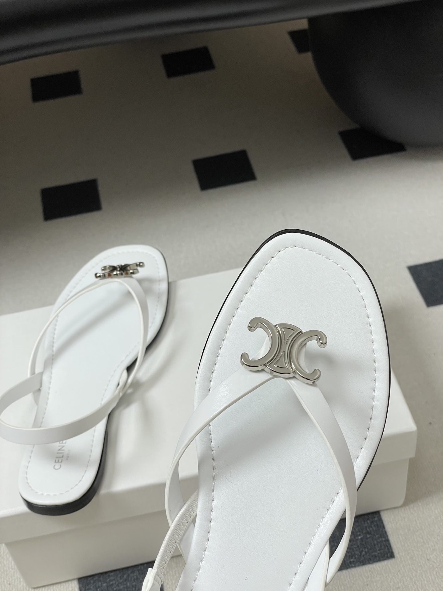 -26ss春夏最新Celine赛琳 思琳 复古时髦金属扣凯旋门夹脚平底凉拖鞋new celine思琳各大