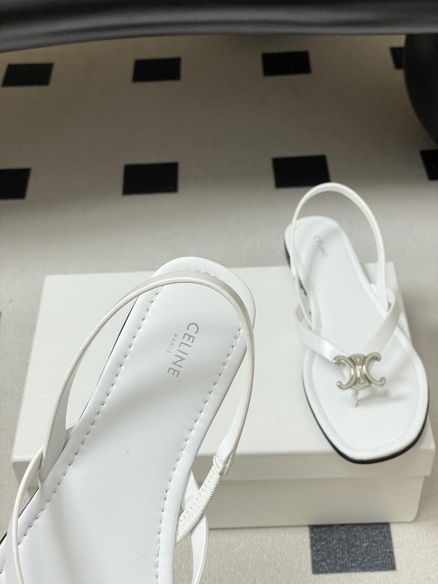 -26ss春夏最新Celine赛琳 思琳 复古时髦金属扣凯旋门夹脚平底凉拖鞋new celine思琳各大