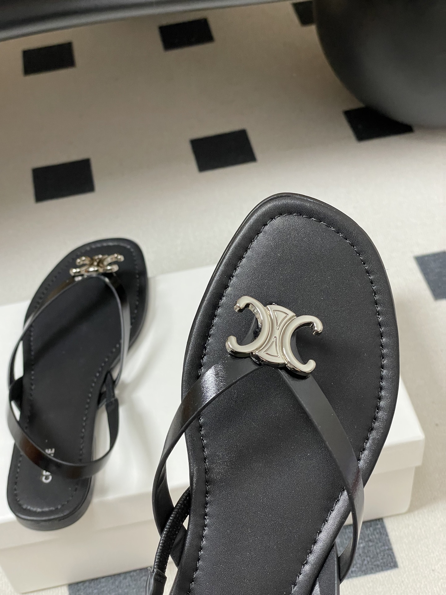 -26ss春夏最新Celine赛琳 思琳 复古时髦金属扣凯旋门夹脚平底凉拖鞋new celine思琳各大