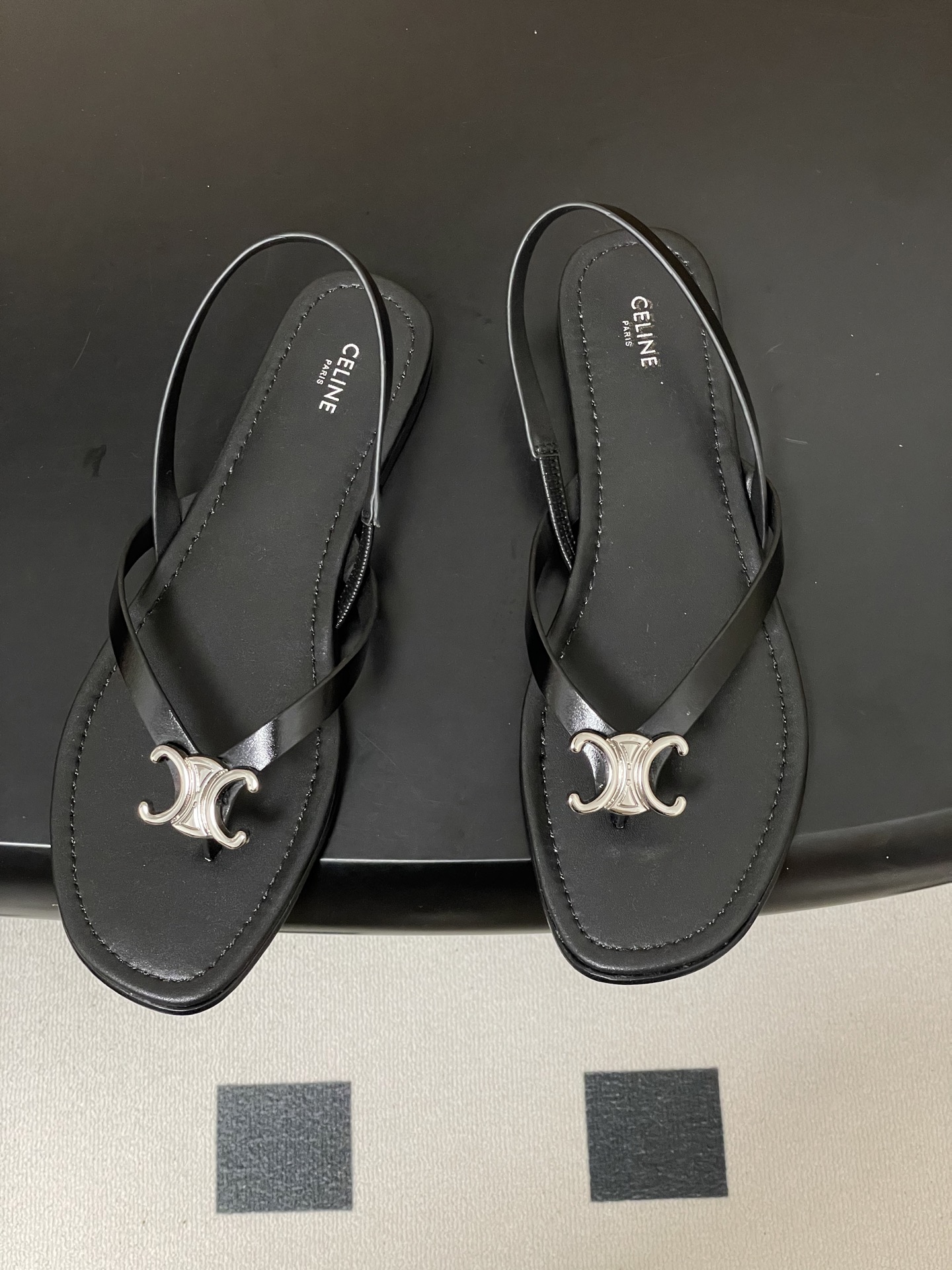 -26ss春夏最新Celine赛琳 思琳 复古时髦金属扣凯旋门夹脚平底凉拖鞋new celine思琳各大