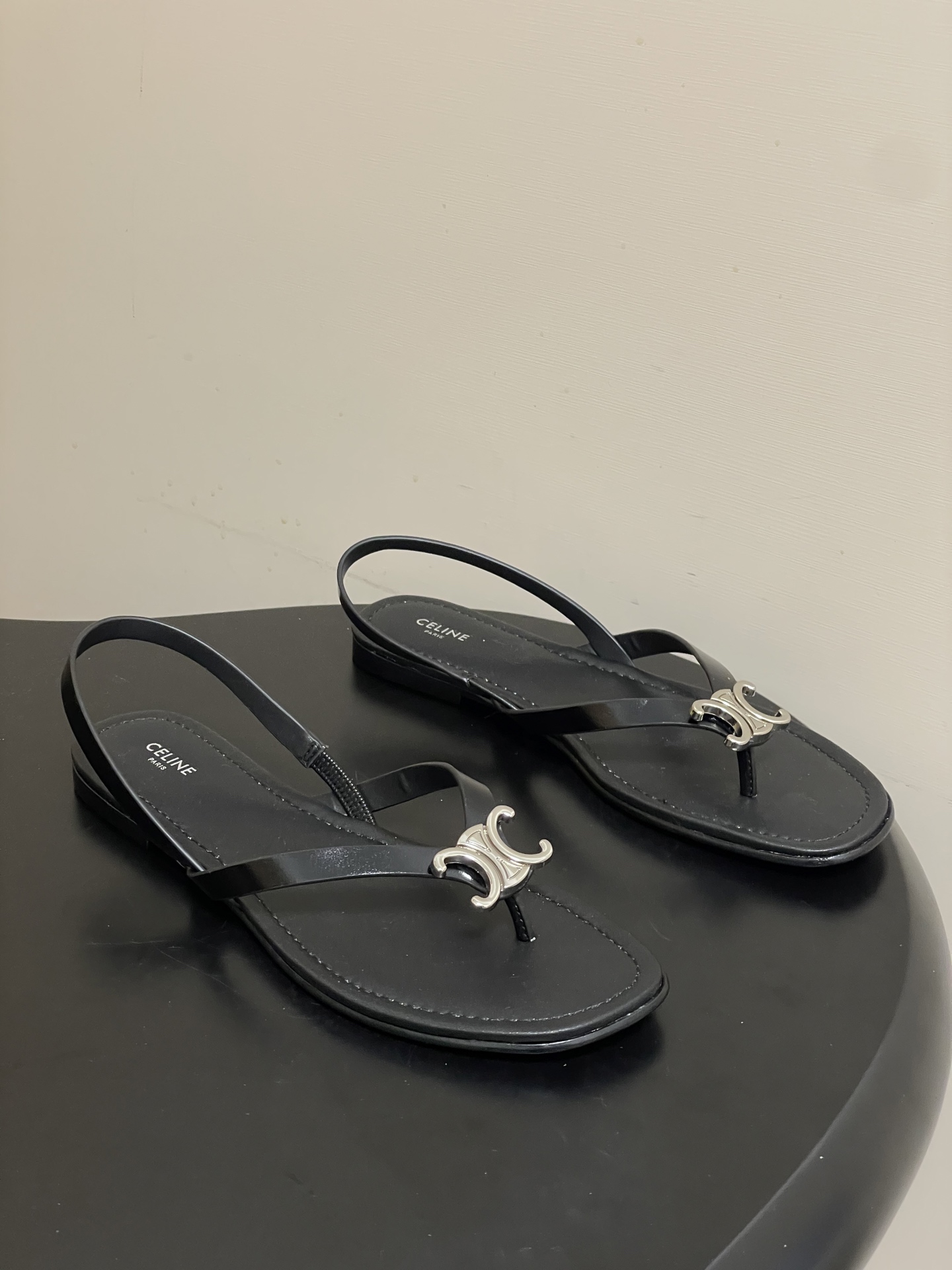 -26ss春夏最新Celine赛琳 思琳 复古时髦金属扣凯旋门夹脚平底凉拖鞋new celine思琳各大