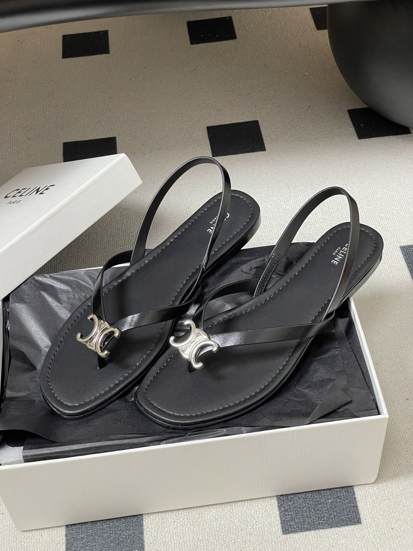 -26ss春夏最新Celine赛琳 思琳 复古时髦金属扣凯旋门夹脚平底凉拖鞋new celine思琳各大