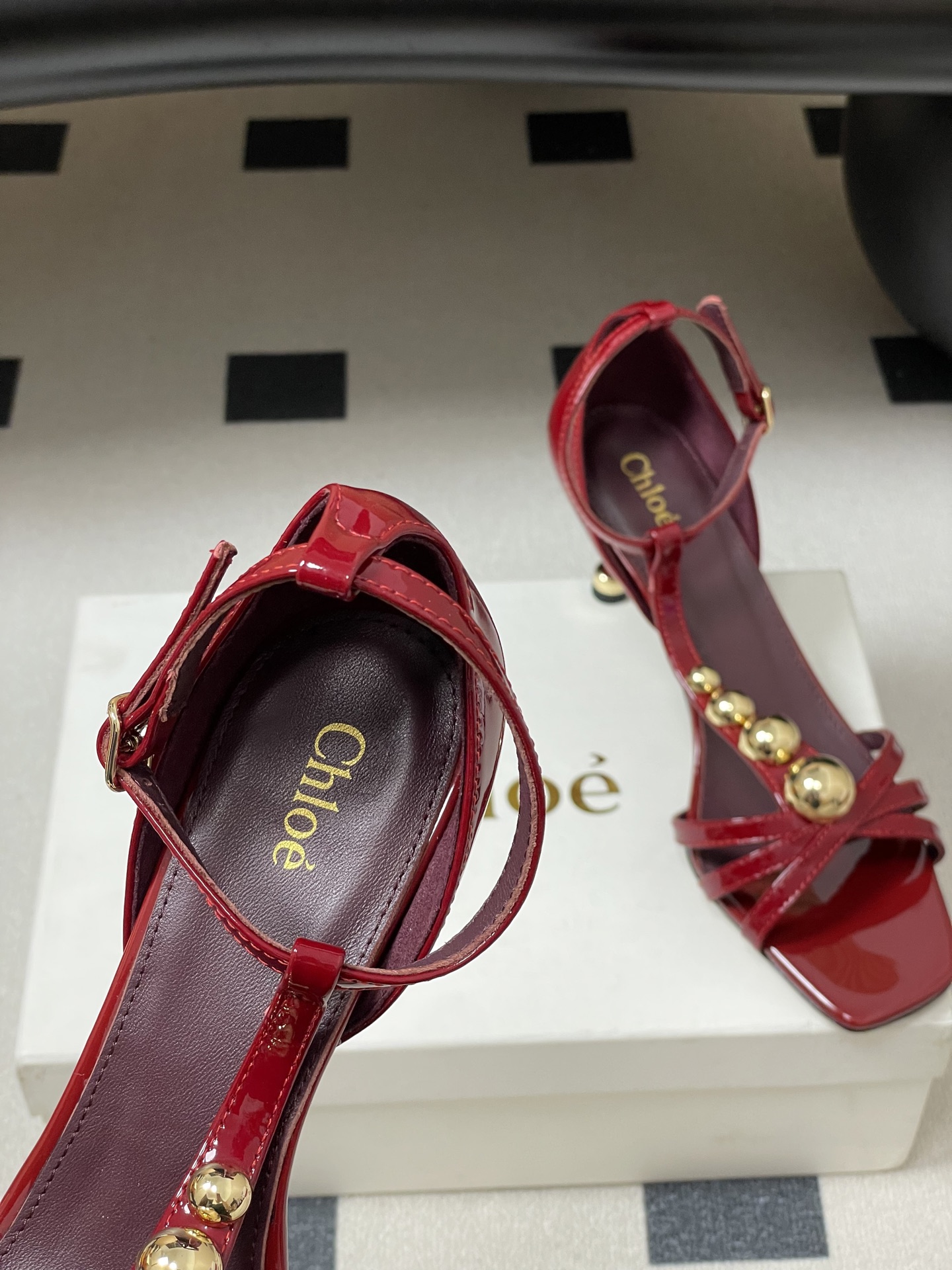 -Chloe蔻依 26ss春夏新款 细跟芭蕾舞鞋方头鱼嘴漆皮简约优雅玛丽珍鞋高跟鞋复古 T 字带金圆珠凉