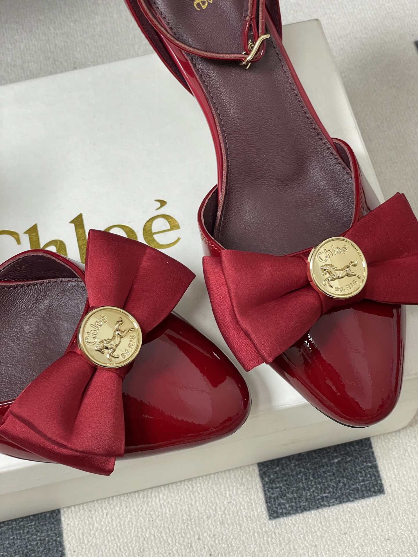 -Chloe蔻依 26ss春夏新款 金币蝴蝶结漆皮简约优雅玛丽珍鞋中空高跟鞋搭扣绕带细跟单鞋把复古千金的