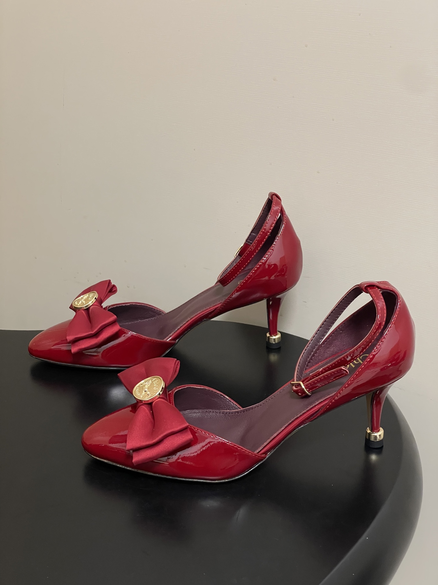 -Chloe蔻依 26ss春夏新款 金币蝴蝶结漆皮简约优雅玛丽珍鞋中空高跟鞋搭扣绕带细跟单鞋把复古千金的