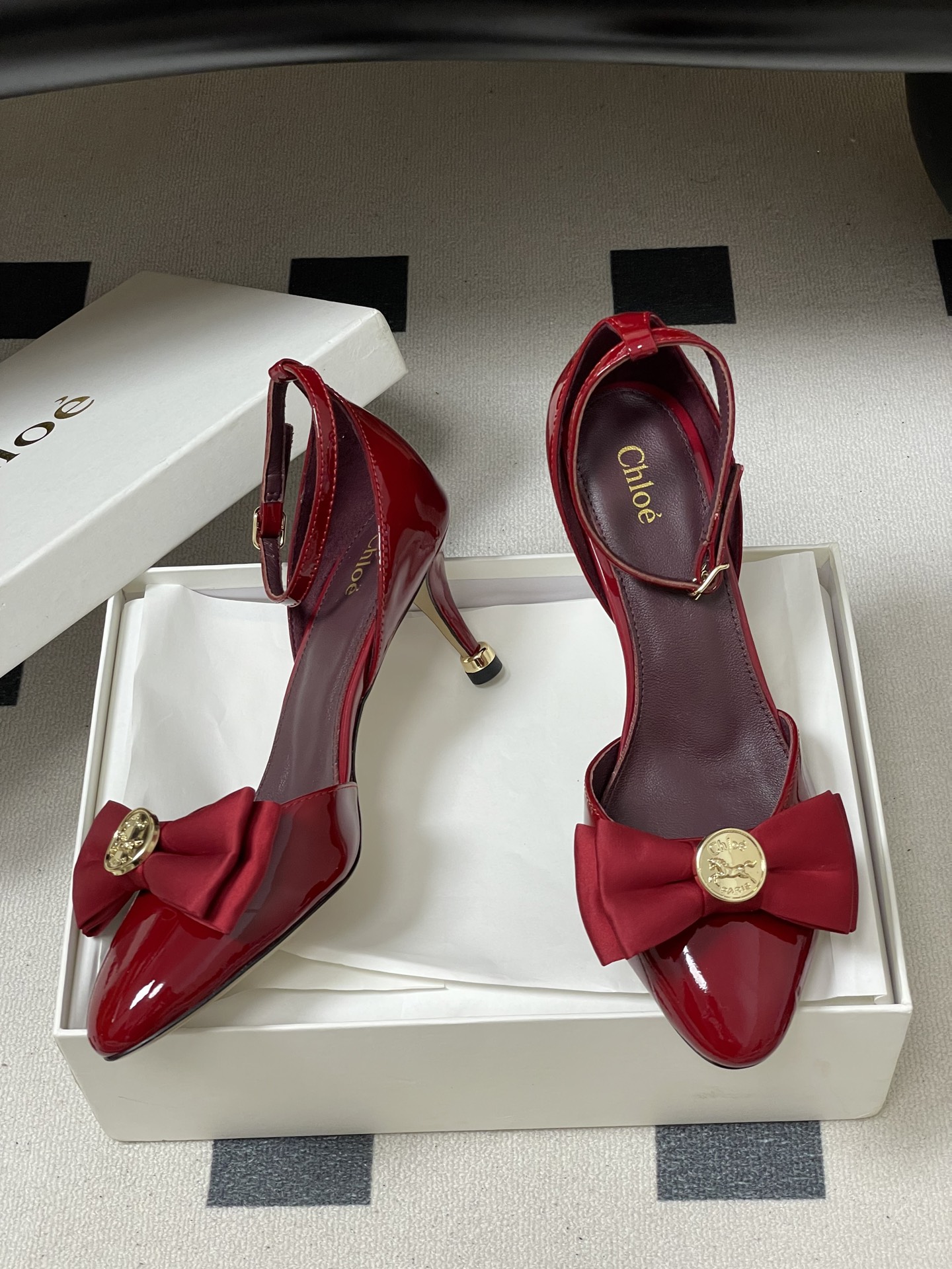 -Chloe蔻依 26ss春夏新款 金币蝴蝶结漆皮简约优雅玛丽珍鞋中空高跟鞋搭扣绕带细跟单鞋把复古千金的