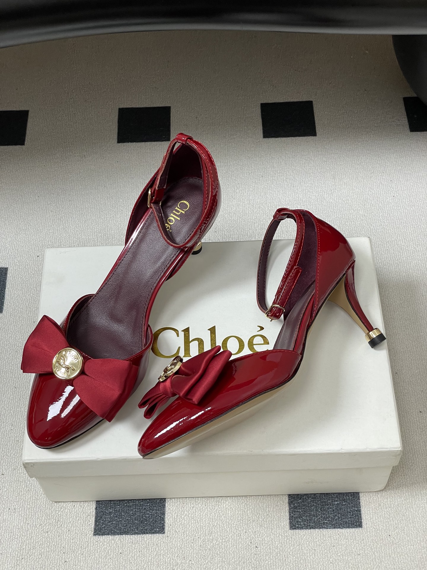 -Chloe蔻依 26ss春夏新款 金币蝴蝶结漆皮简约优雅玛丽珍鞋中空高跟鞋搭扣绕带细跟单鞋把复古千金的