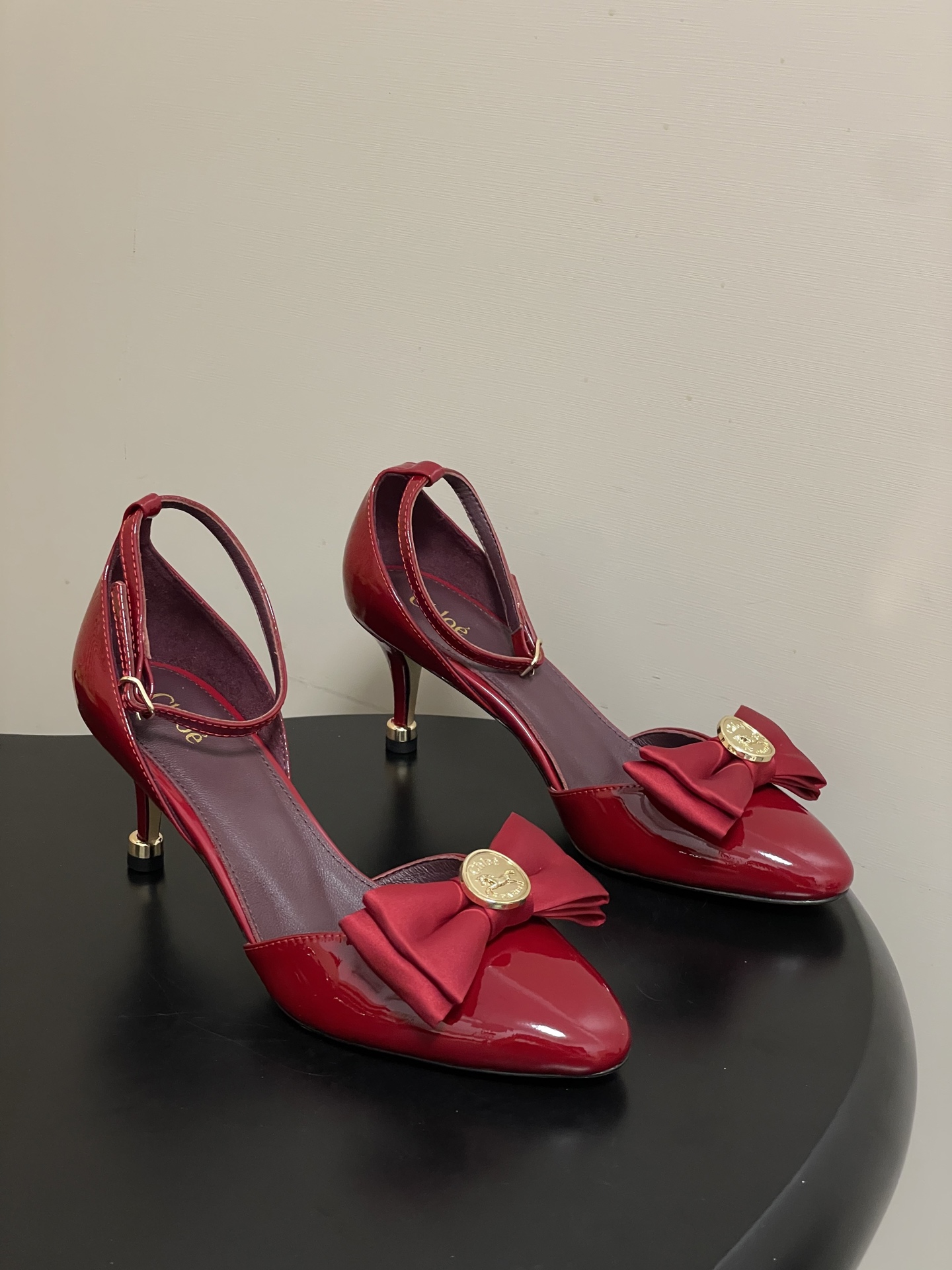 -Chloe蔻依 26ss春夏新款 金币蝴蝶结漆皮简约优雅玛丽珍鞋中空高跟鞋搭扣绕带细跟单鞋把复古千金的