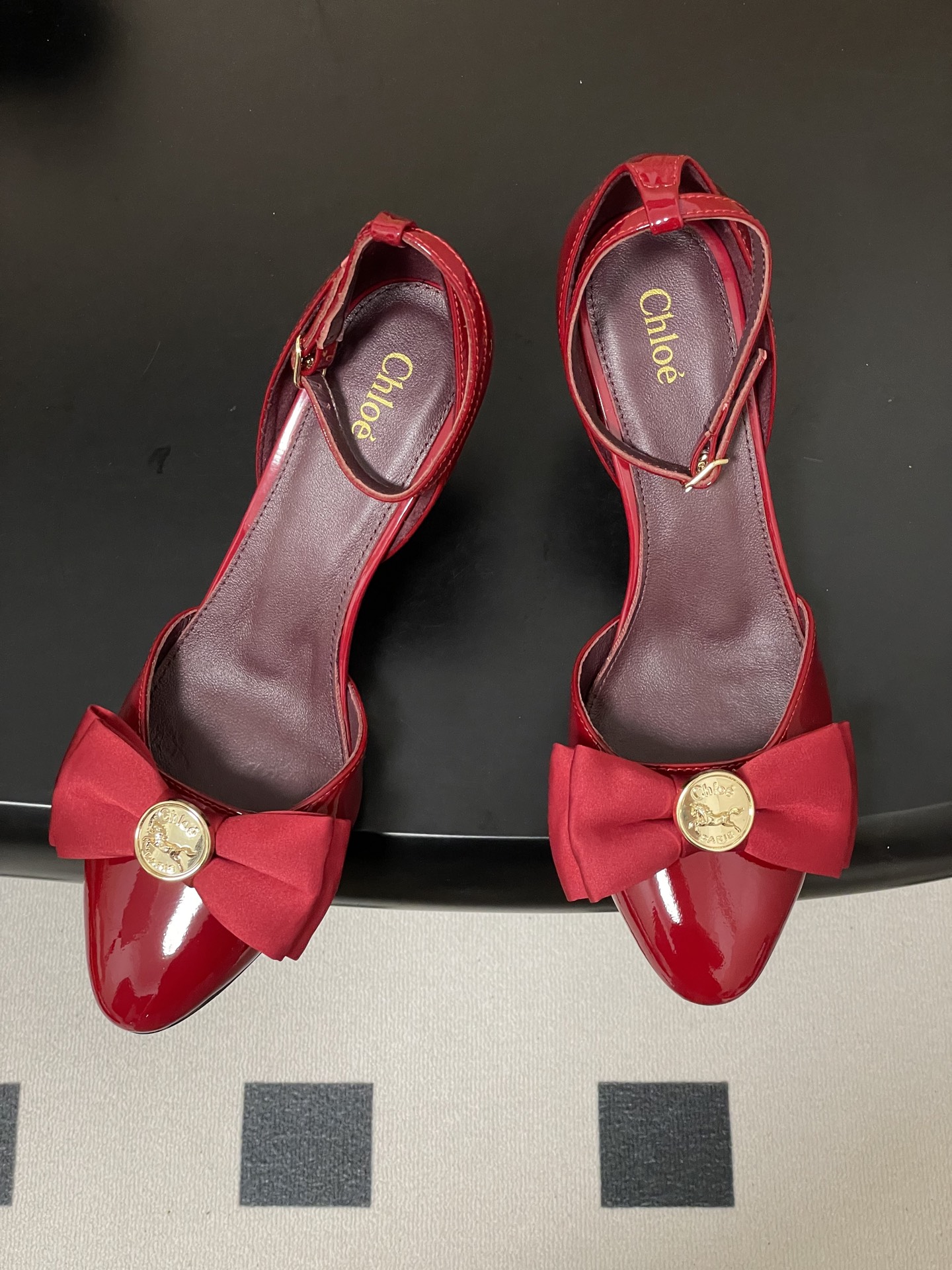 -Chloe蔻依 26ss春夏新款 金币蝴蝶结漆皮简约优雅玛丽珍鞋中空高跟鞋搭扣绕带细跟单鞋把复古千金的
