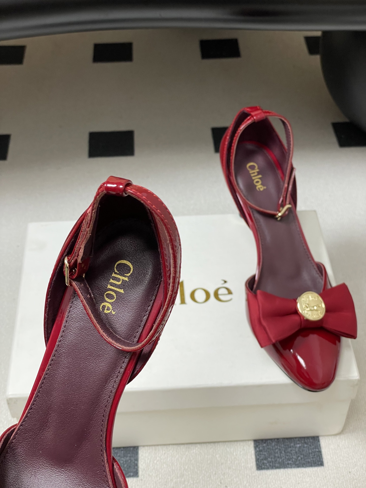 -Chloe蔻依 26ss春夏新款 金币蝴蝶结漆皮简约优雅玛丽珍鞋中空高跟鞋搭扣绕带细跟单鞋把复古千金的