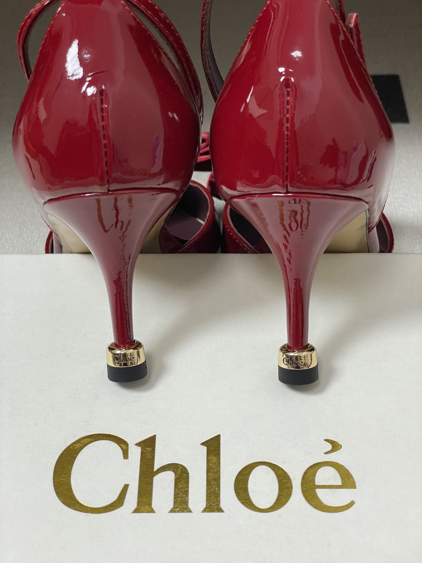 -Chloe蔻依 26ss春夏新款 金币蝴蝶结漆皮简约优雅玛丽珍鞋中空高跟鞋搭扣绕带细跟单鞋把复古千金的