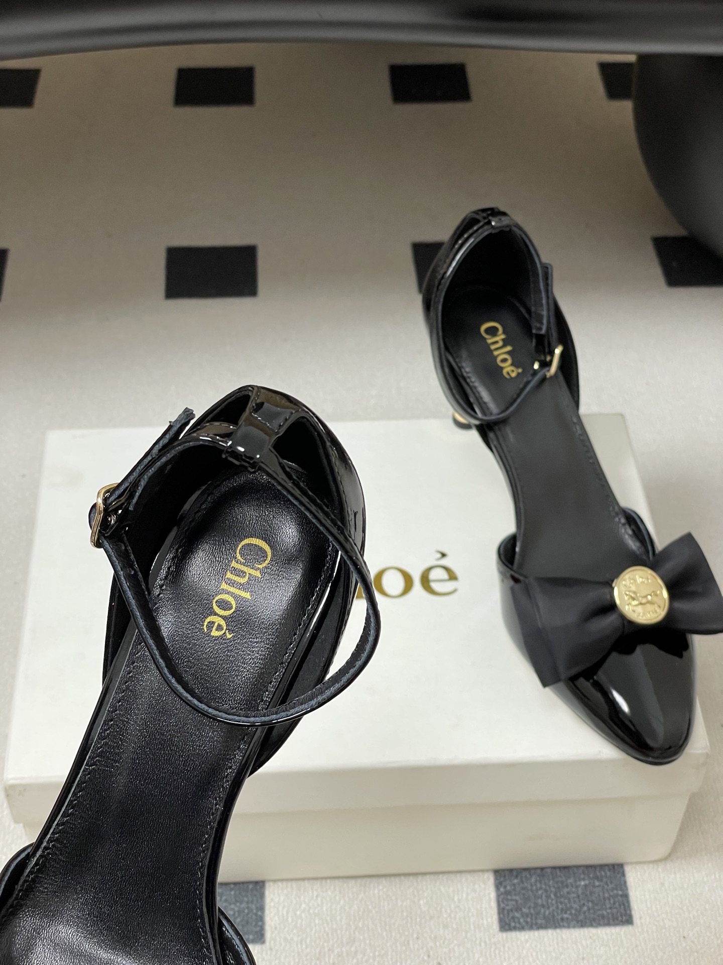 -Chloe蔻依 26ss春夏新款 金币蝴蝶结漆皮简约优雅玛丽珍鞋中空高跟鞋搭扣绕带细跟单鞋把复古千金的