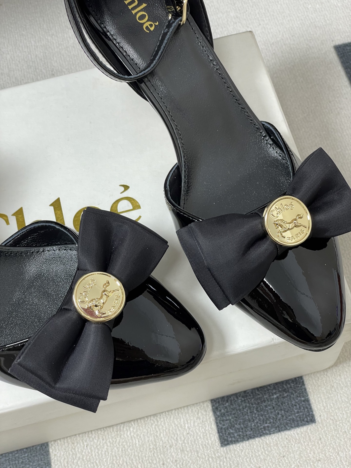-Chloe蔻依 26ss春夏新款 金币蝴蝶结漆皮简约优雅玛丽珍鞋中空高跟鞋搭扣绕带细跟单鞋把复古千金的