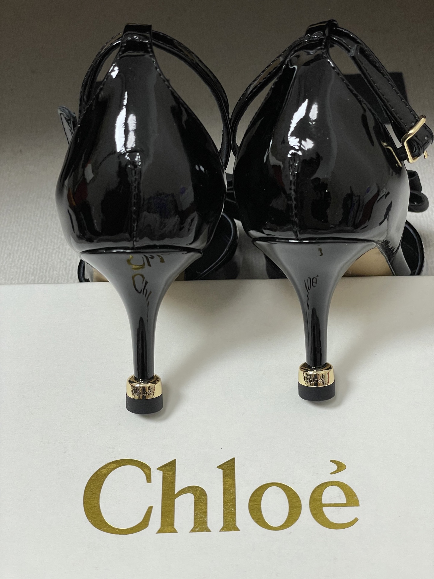 -Chloe蔻依 26ss春夏新款 金币蝴蝶结漆皮简约优雅玛丽珍鞋中空高跟鞋搭扣绕带细跟单鞋把复古千金的