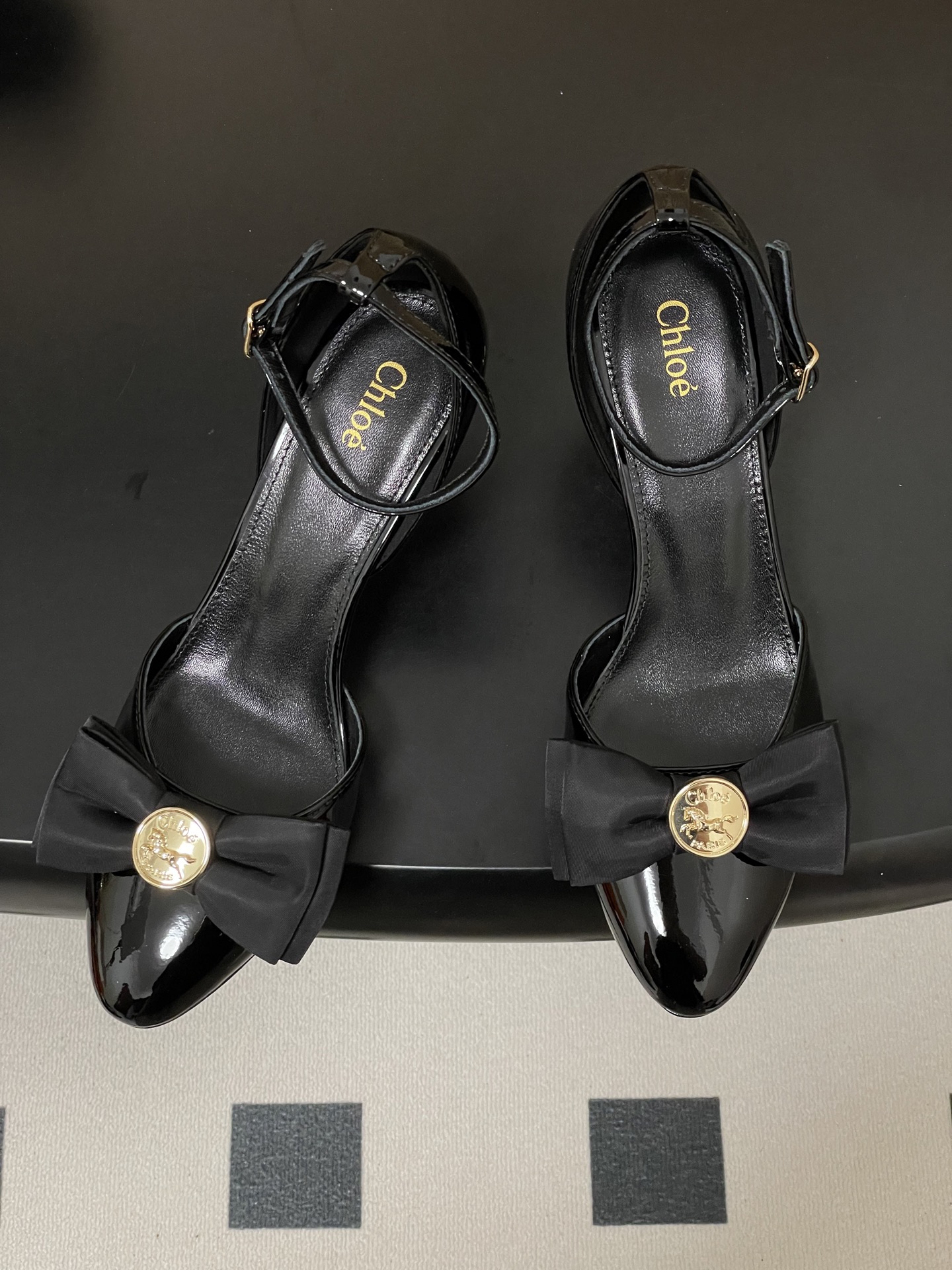 -Chloe蔻依 26ss春夏新款 金币蝴蝶结漆皮简约优雅玛丽珍鞋中空高跟鞋搭扣绕带细跟单鞋把复古千金的